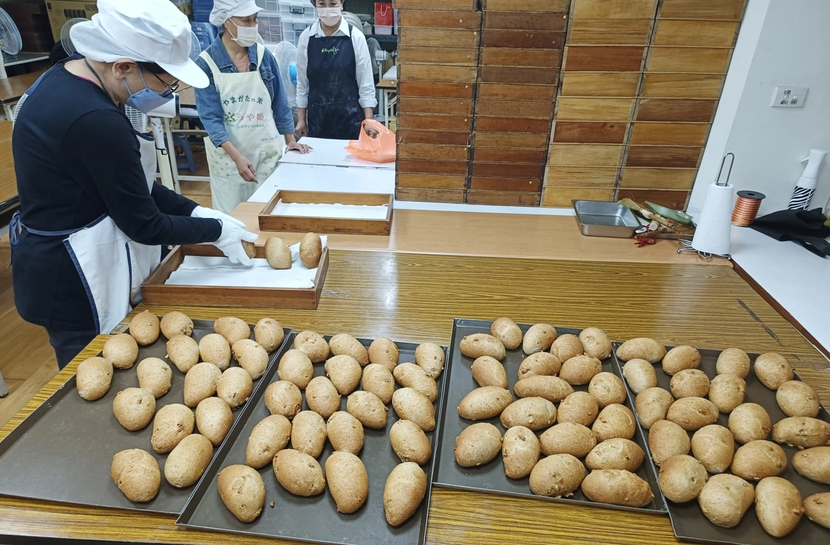 台北市慈濟中山聯絡處有烘焙設備,與台鐵通車時間賽跑,志工自己動手做,盡速送往花蓮。