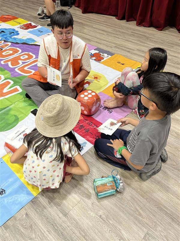 展望會設立兒童關懷中心撫慰受地震驚嚇的孩子,幾次餘震也帶著孩子就地避難(台灣世界展望會)