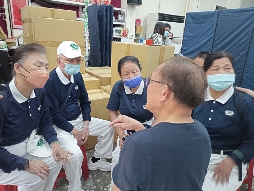 土城區的關懷,志工傾聽受安置居民的需求。