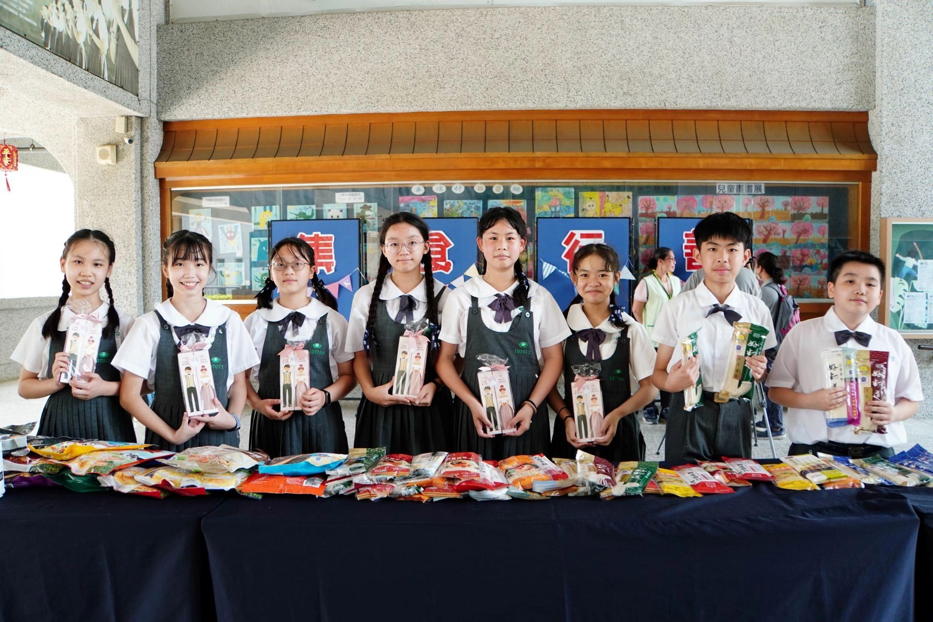 六年級同學擔任「集食行善」活動小志工,在活動中表現熱情與服務精神。