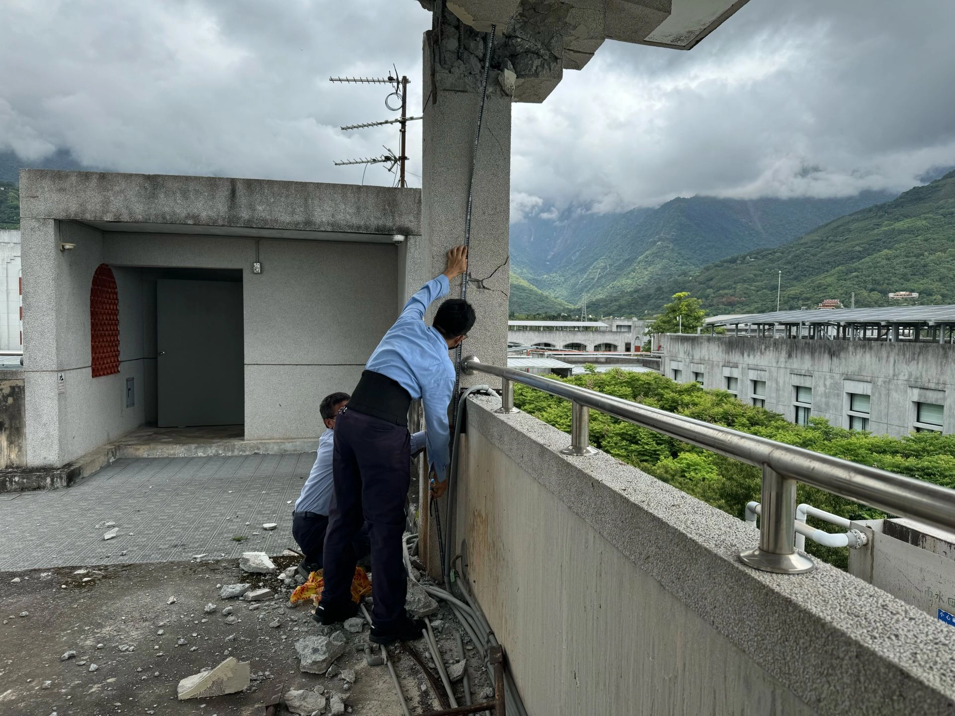 營繕組同仁勘查結構損害,展開後續修補。