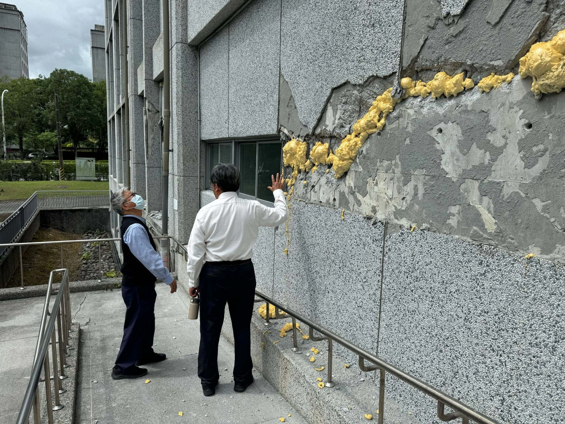 慈濟基金會營建處顧問林敏朝也專程到校關心,檢查建築物結構。