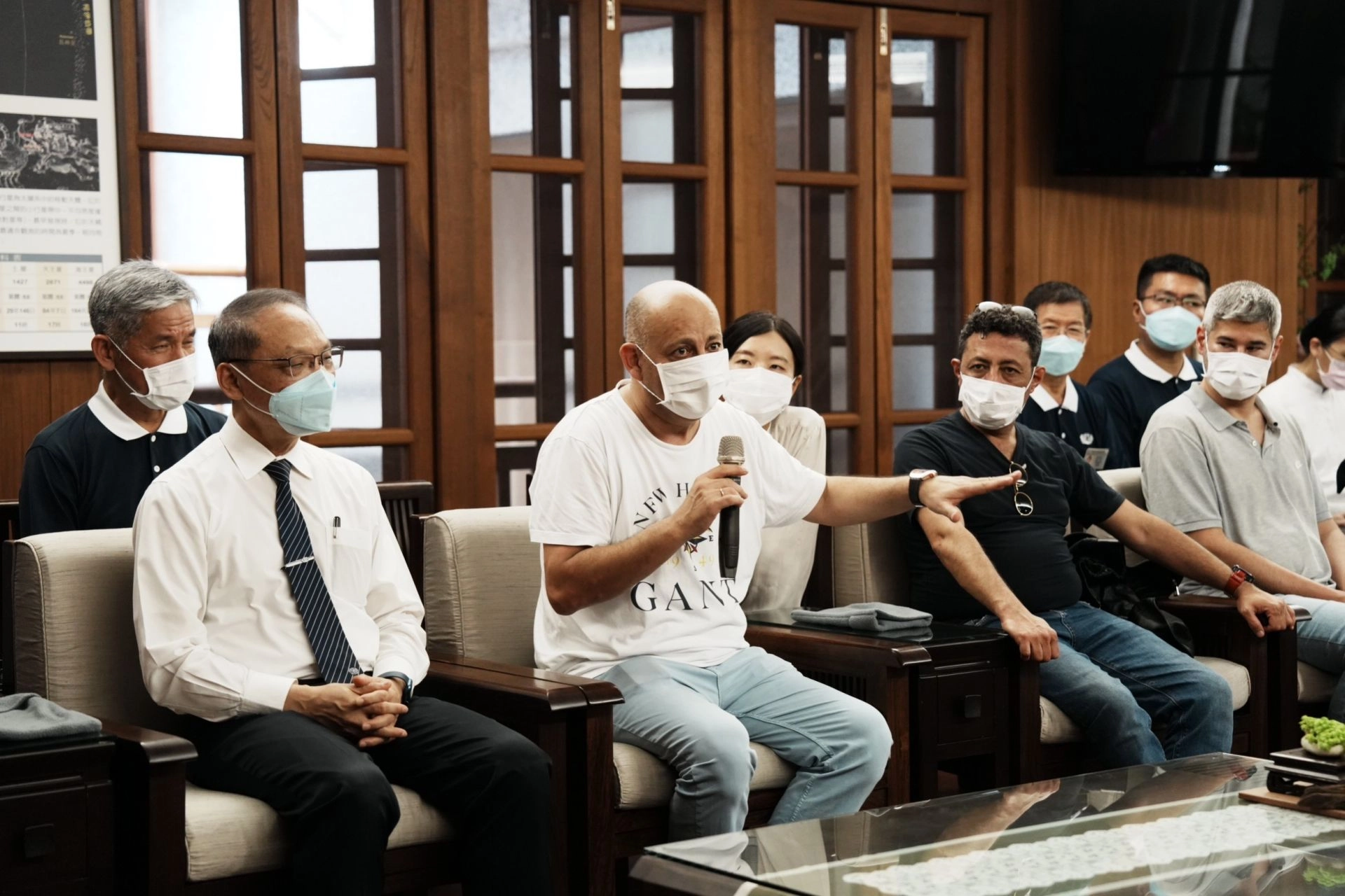 土耳其無人機搜救隊成員向慈濟證嚴法師及慈濟代表分享。