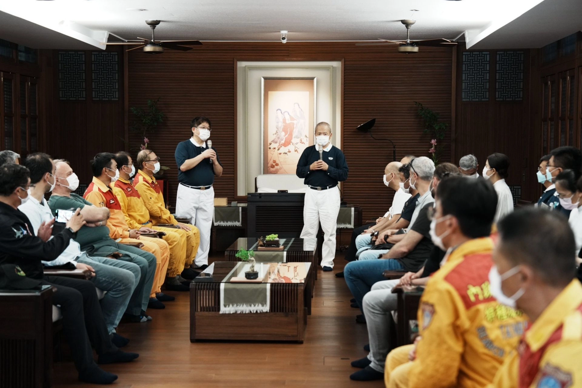 慈濟土耳其志工余自成(左)及與土耳其有25年互助因緣的慈濟執行長辦公室顧問謝景貴(右),向土耳其與台灣搜救隊成員分享。