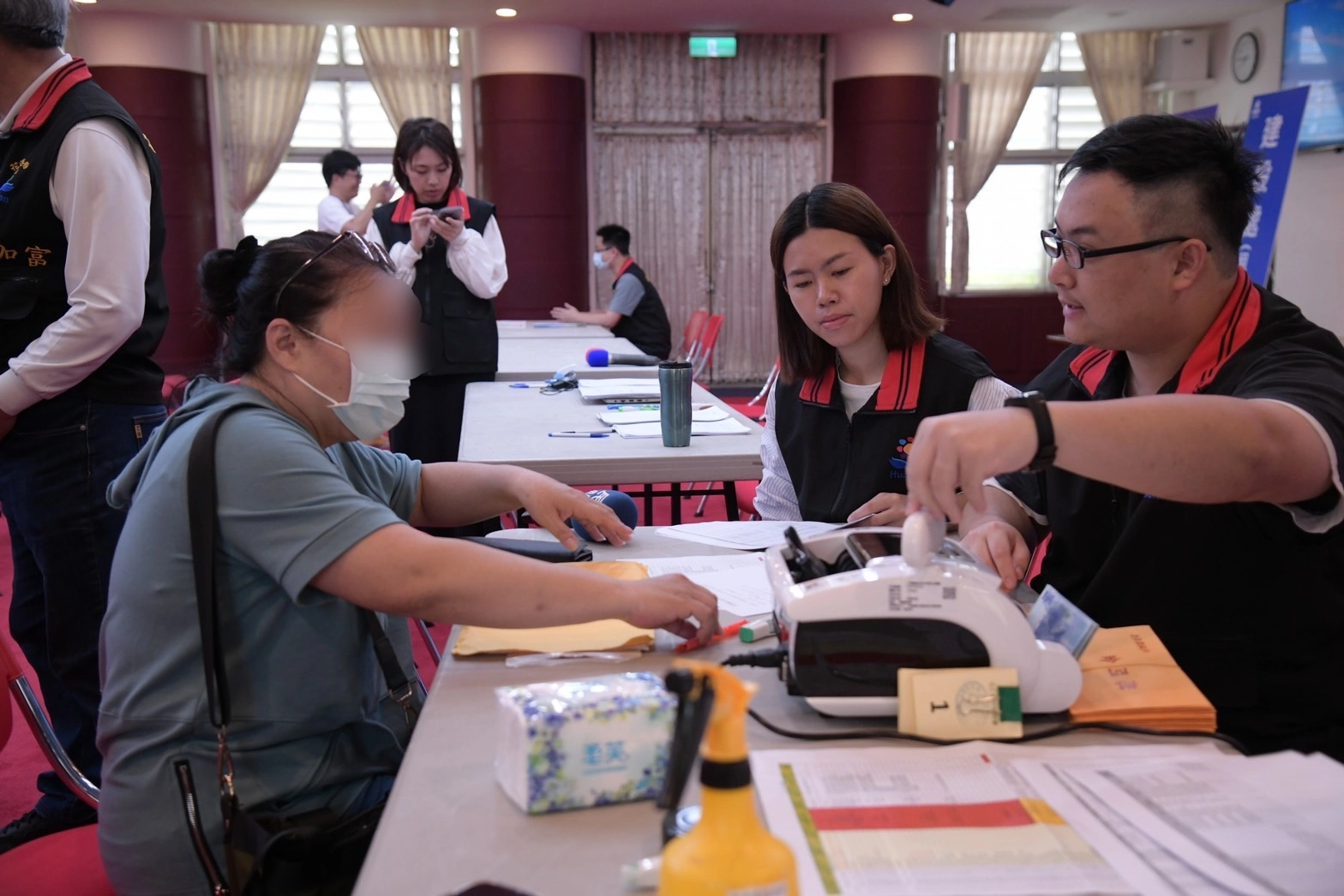 花蓮縣政府8日於縣府大禮堂成立0403震災聯合服務中心,主要提供的服務項目包括災害救助金發給、受災戶租金補貼、各項稅金減免諮商,以及實務申請協助,陪伴鄉親早日回歸生活正軌。