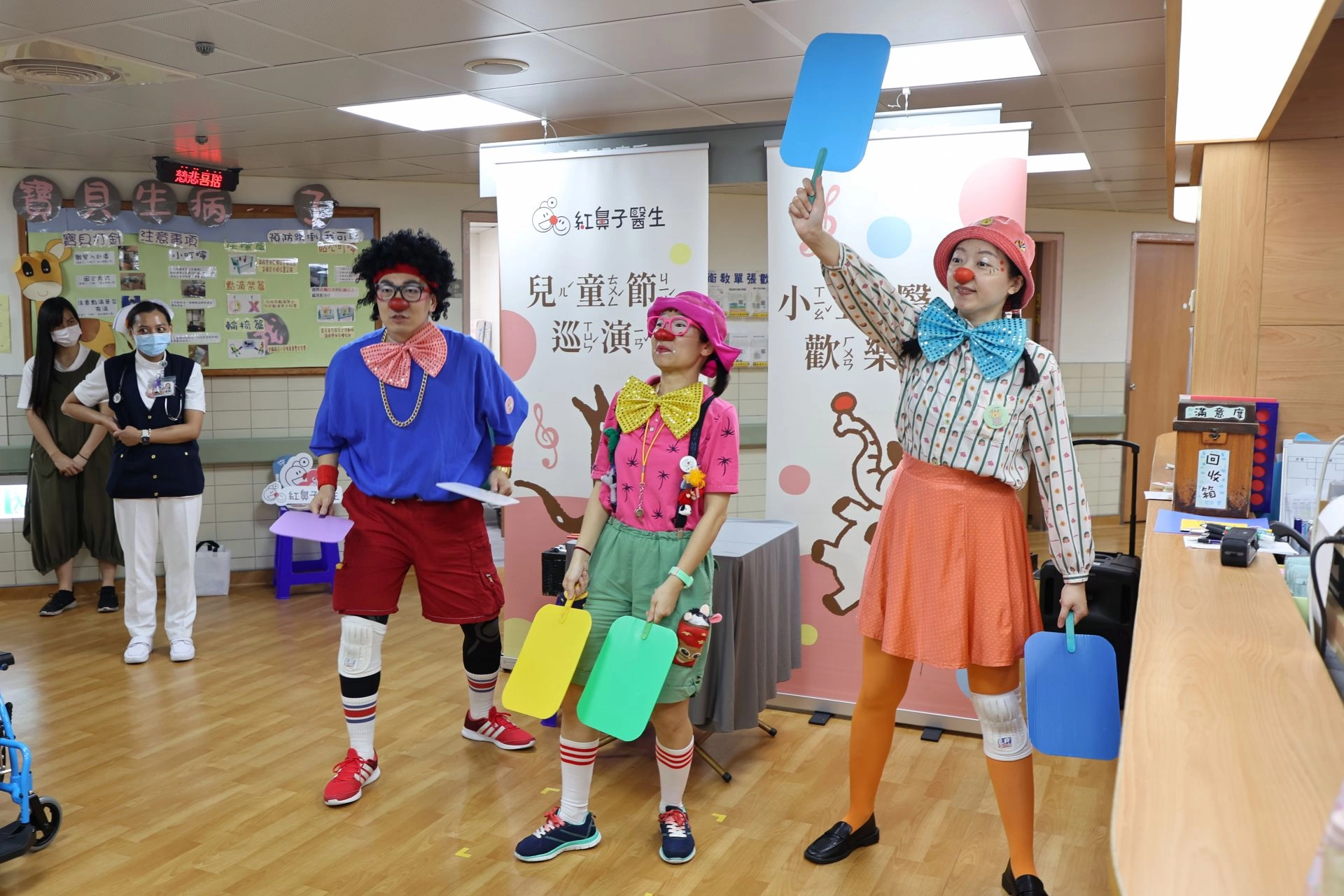 小丑醫生利用彩色音鐘互動,在家長的陪伴下與病童一起完成樂曲演奏。