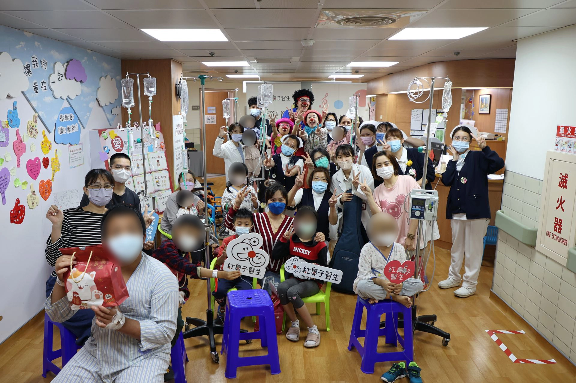 紅鼻子醫生四月九日下午來到花蓮慈濟醫院兒科病房,為住院中的孩子帶來「小丑醫生歡樂秀」。