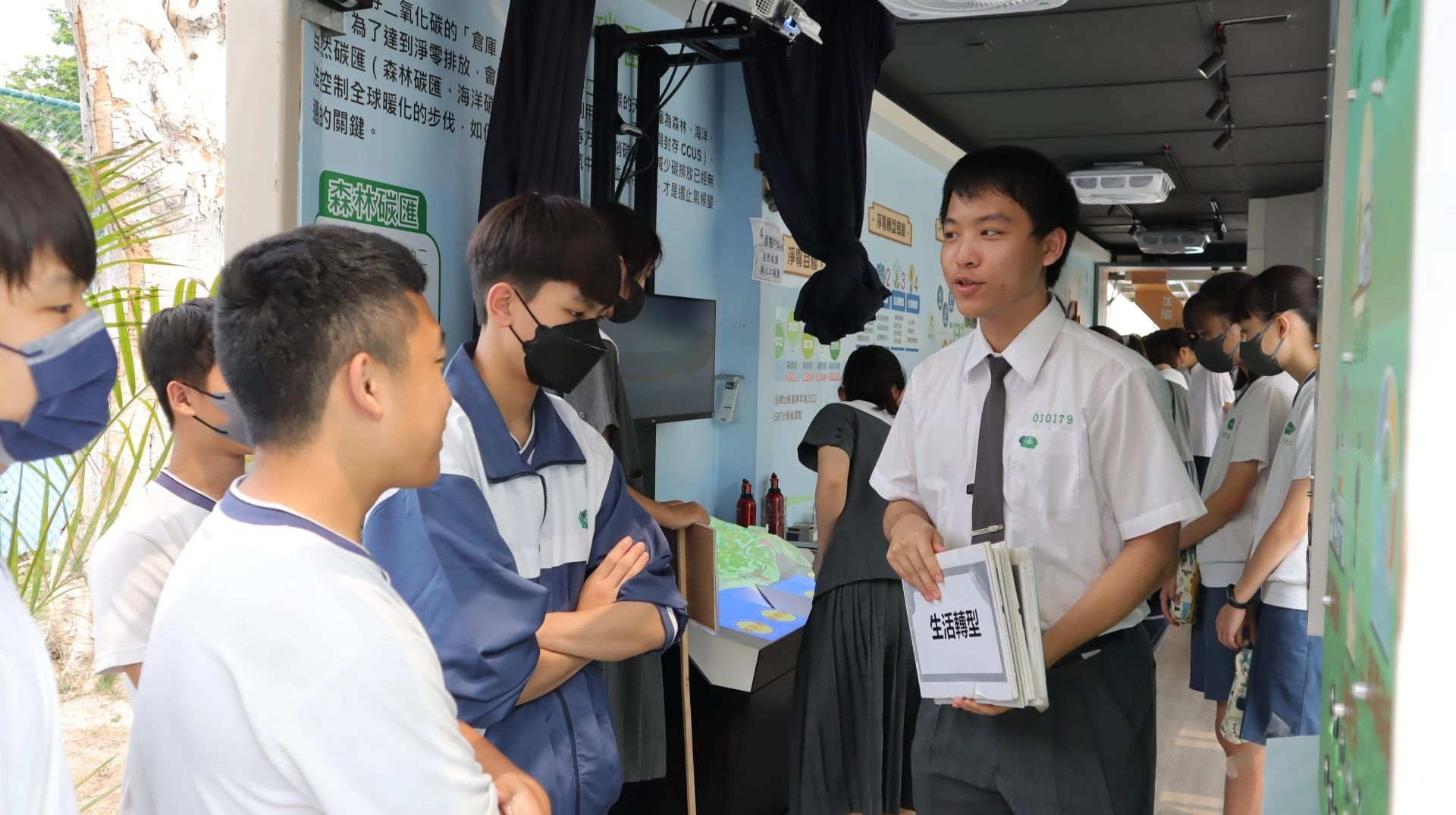 高三導覽志工於4月3日參與淨零未來環保行動車研習,一起協助擔任此次展期的導覽志工。