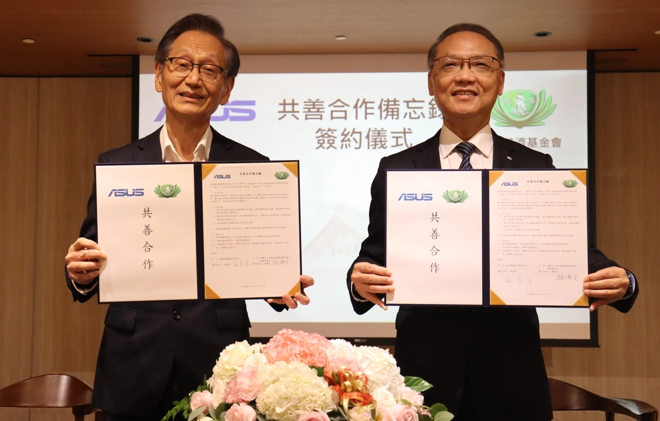 慈濟基金會與華碩電腦4月11日下午簽署「共善合作備忘錄」,華碩電腦董事長施崇棠(左)、慈濟基金會顏博文執行長(右)互為代表。