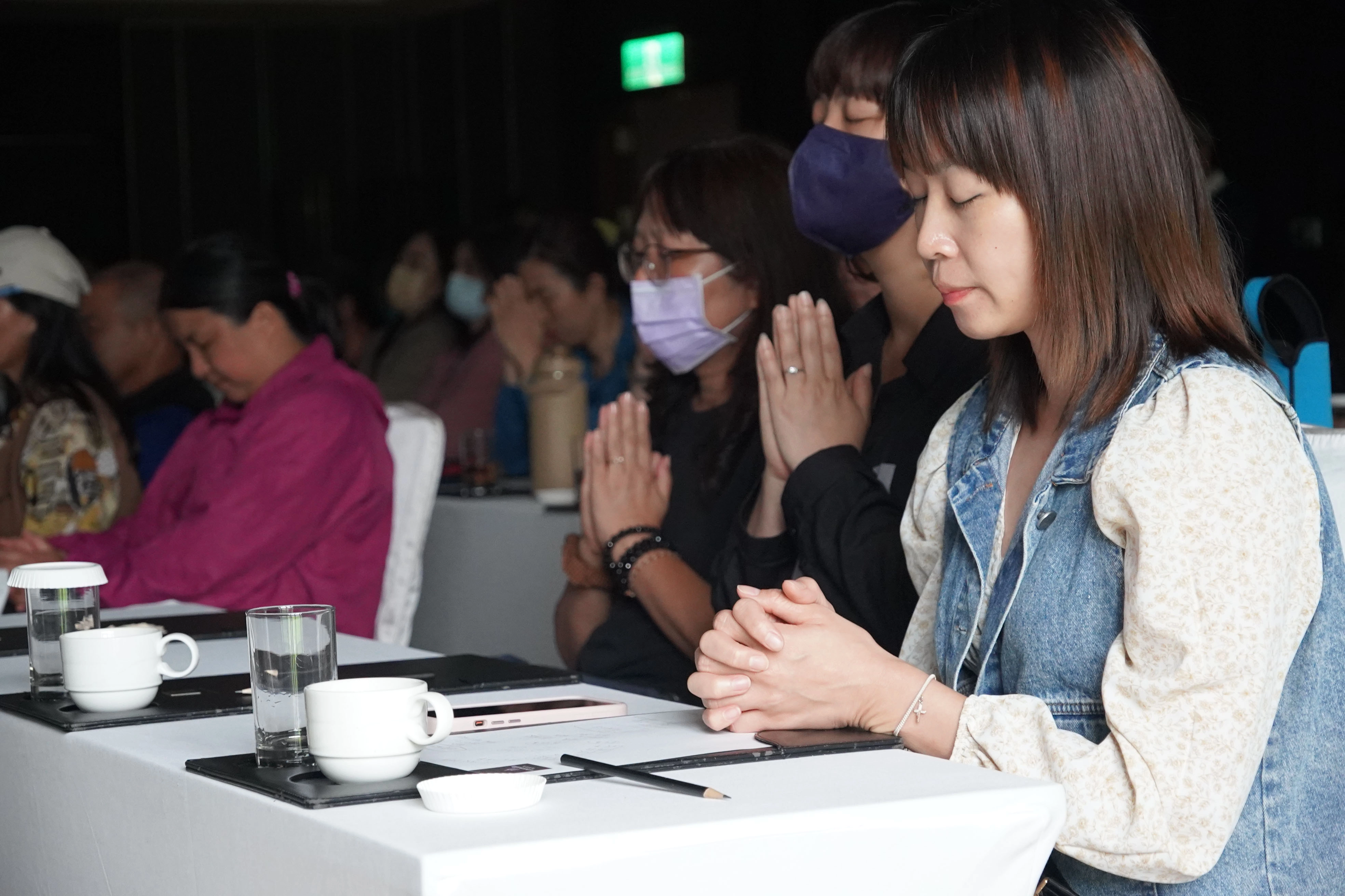 活動尾聲,全體一起為受災鄉親祈福。