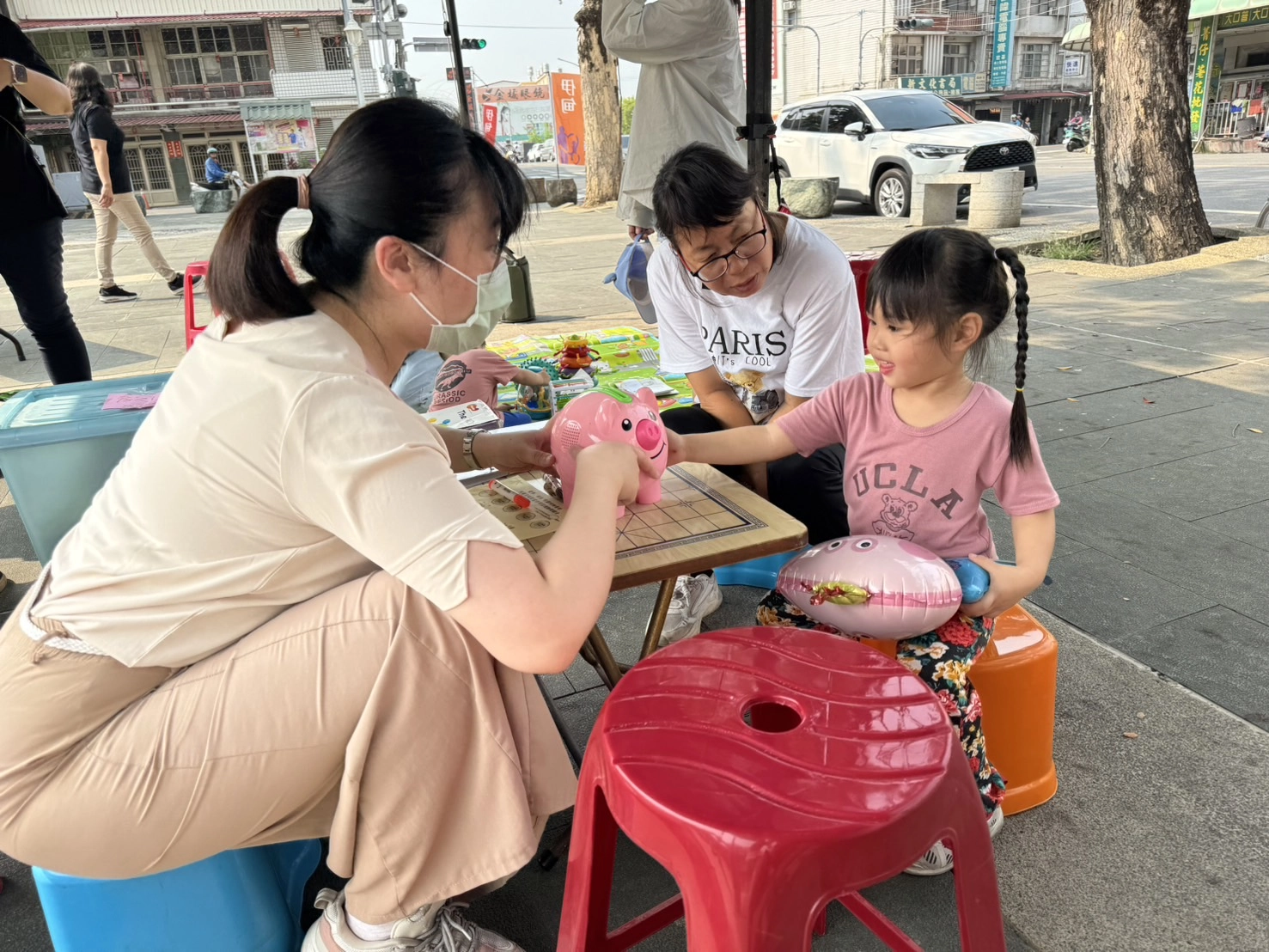 在美濃篩檢活動,邀請義大醫院職能治療師協助幼童複篩。