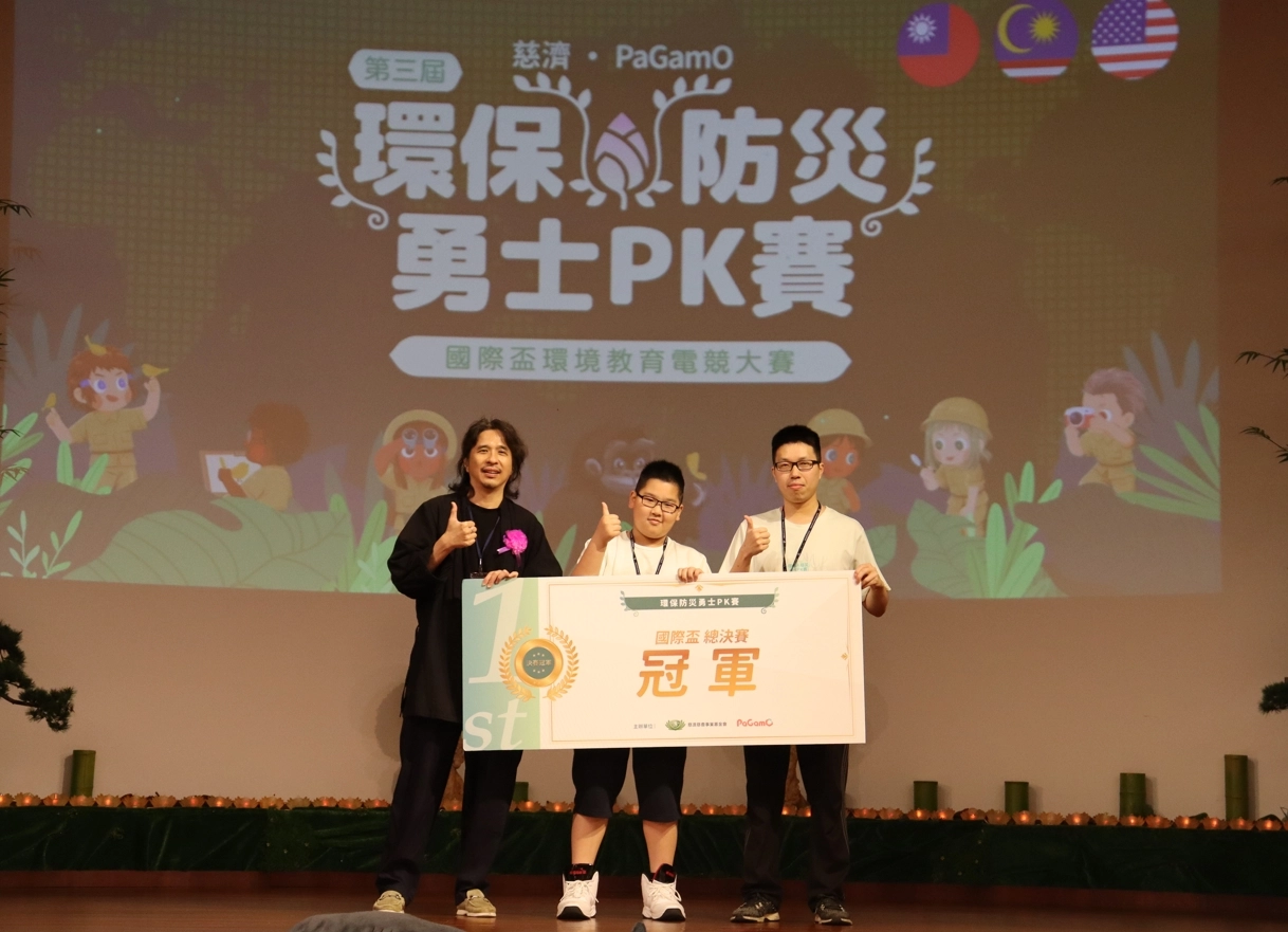 第三屆PaGamO小六以下組:第一名冠軍新北市文德國小張哲瑋(中)。