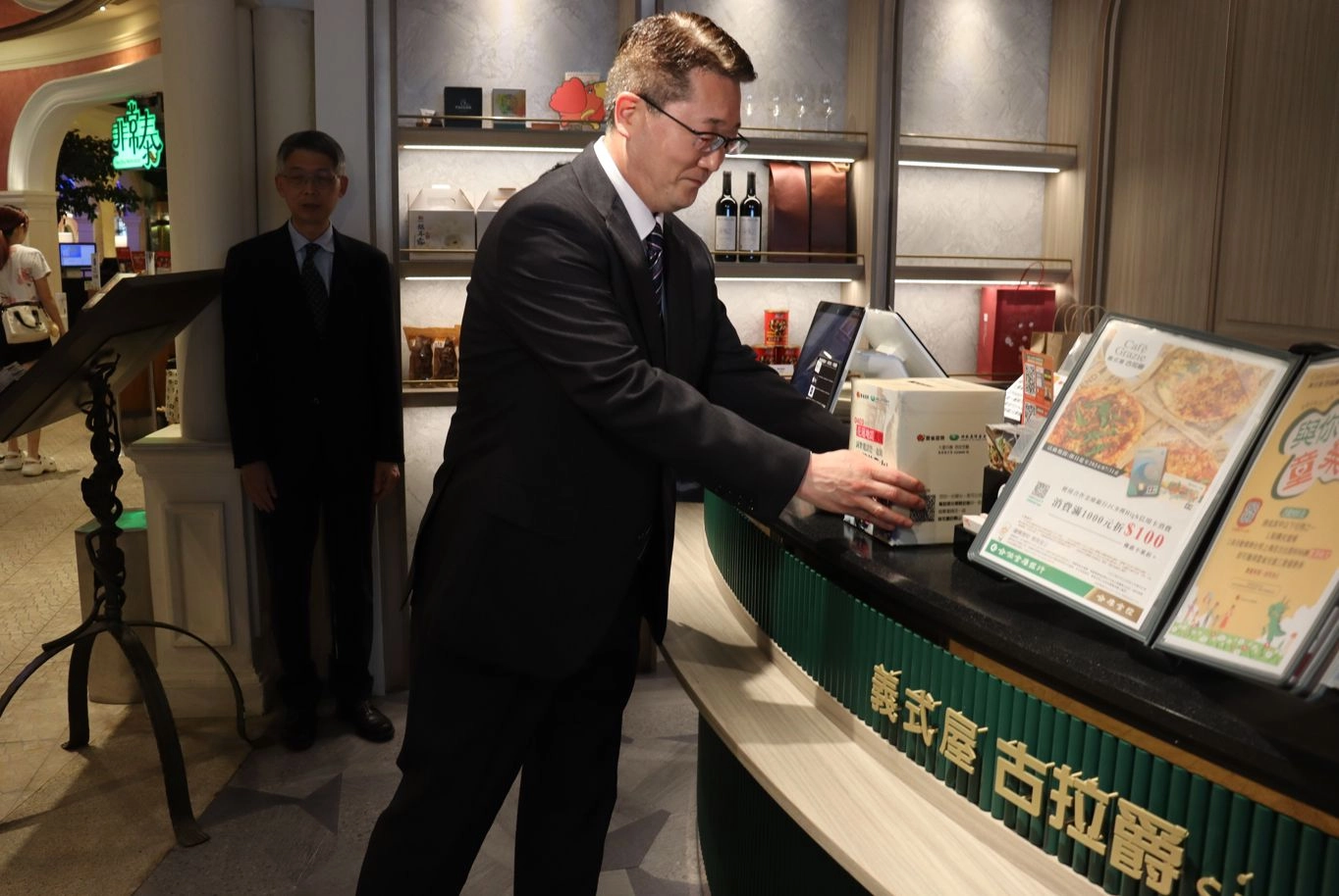 點、線、面店與店之間帶動全臺響應愛心網絡,點滴善款護持與慈濟攜手共善。