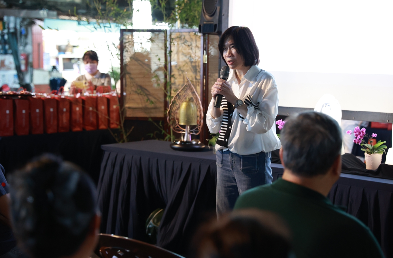 中正區公所主秘黃文麗感恩慈濟志工第一時間設立服務中心,為受災戶添一分安定的力量。