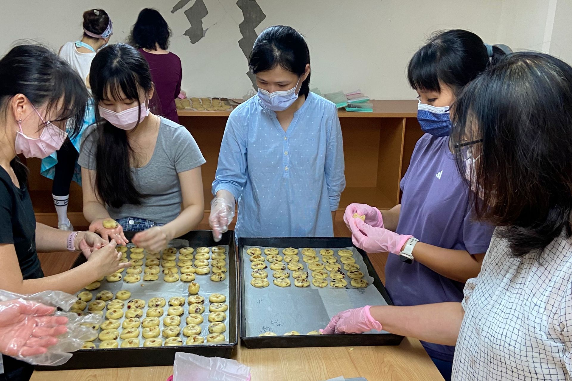 「先生娘」齊心協力,製作並打包餅乾。