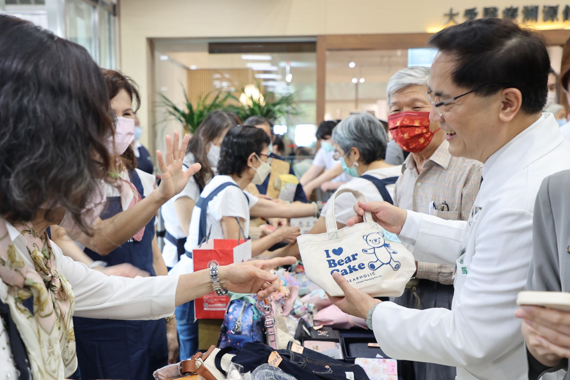 為了幫助花蓮受災的鄉親盡快從震後恢復,花蓮慈濟醫院醫師眷屬發起「醫馨一念善‧募愛膚苦難」院內義賣,於4月16日在門診大廳展開。