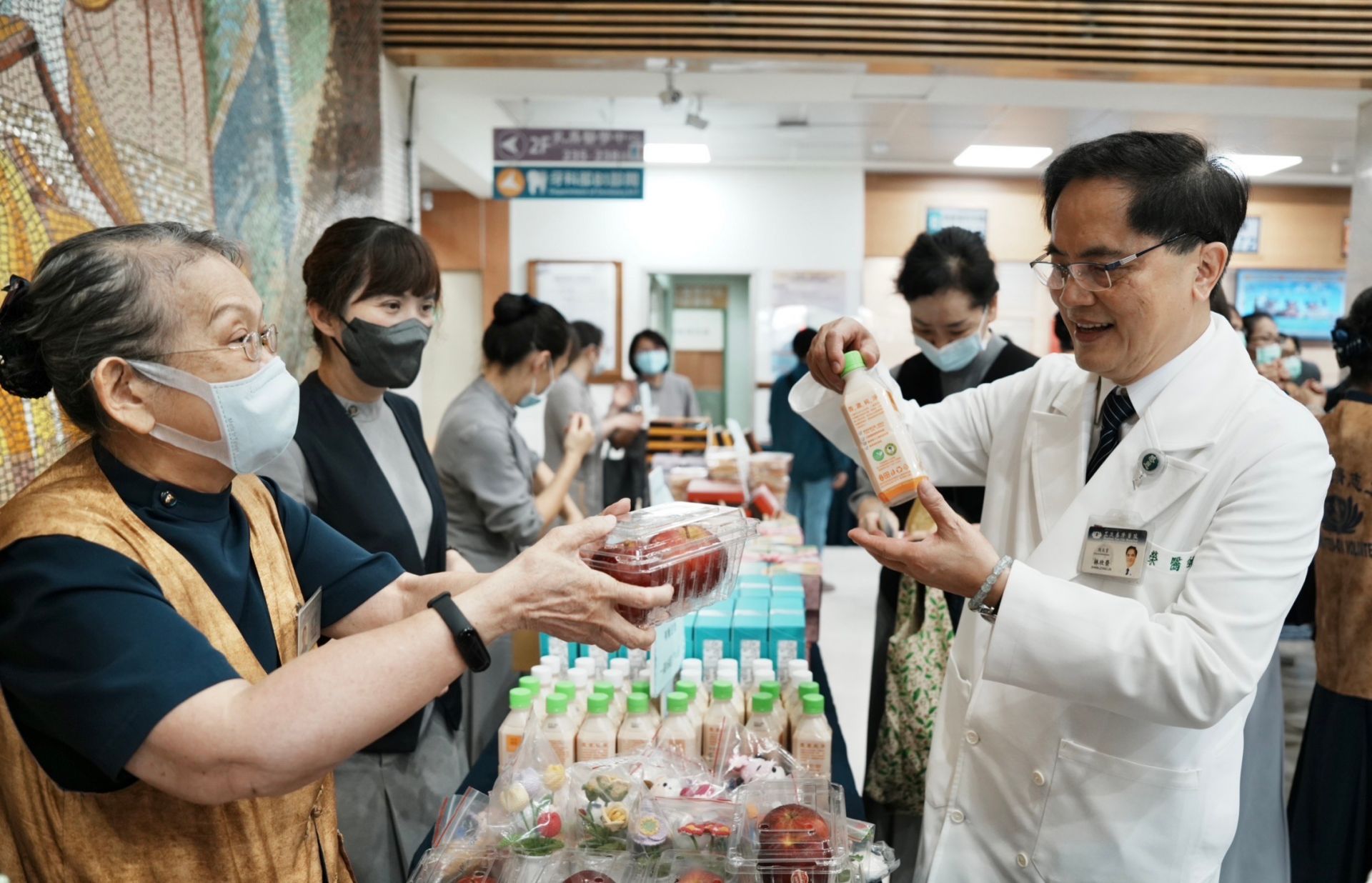 林欣榮院長(右一)表示,花蓮發生這麼大的地震,雖然醫院裡也有許多地方等待修復,但更要為花蓮民眾盡分心力。