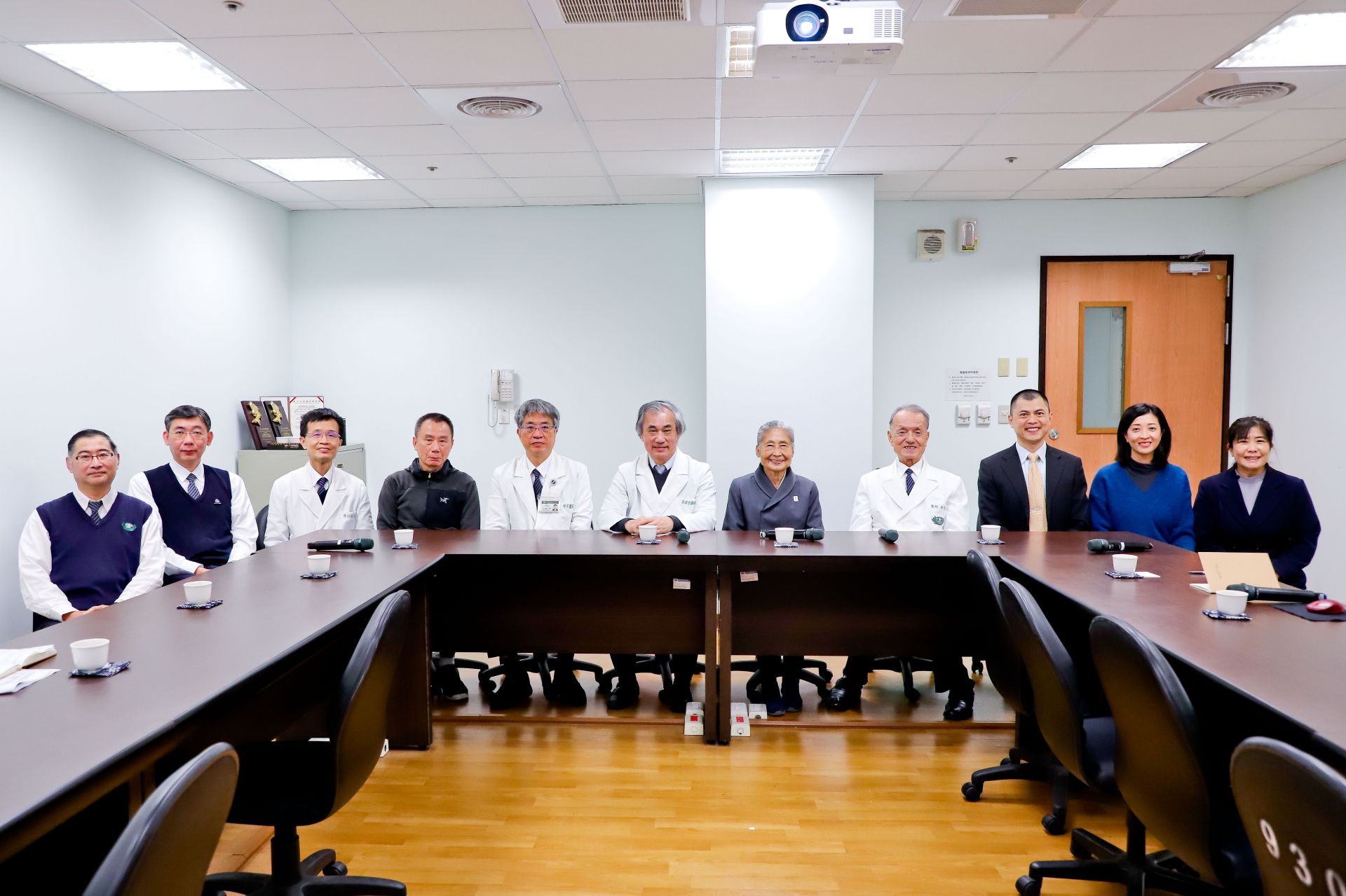 2024年3月7日召開「慈濟大學模擬醫學中心與達文西手術機器人合作」討論會議,與會者為花蓮慈濟醫院陳培榕副院長(左三起)、慈濟大學模擬醫學中心主任曾國藩教授、慈濟大學醫學院陳宗鷹院長、慈濟醫療法人郭漢崇副執行長、慈濟基金會林靜憪副總執行長、慈濟醫療法人林俊龍執行長以及直覺公司楊宗祥經理等人。