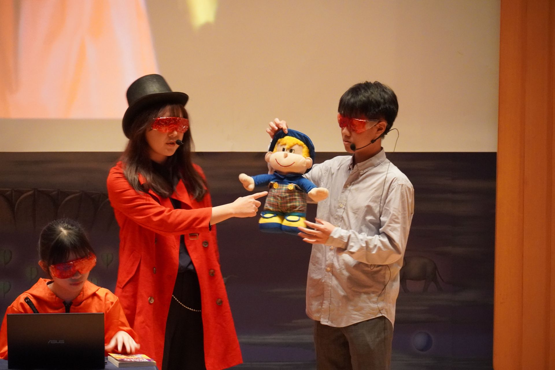 高中雙語實驗班透過話劇展演,提升學生學習英語的興趣,強化英語聽說讀寫的能力。