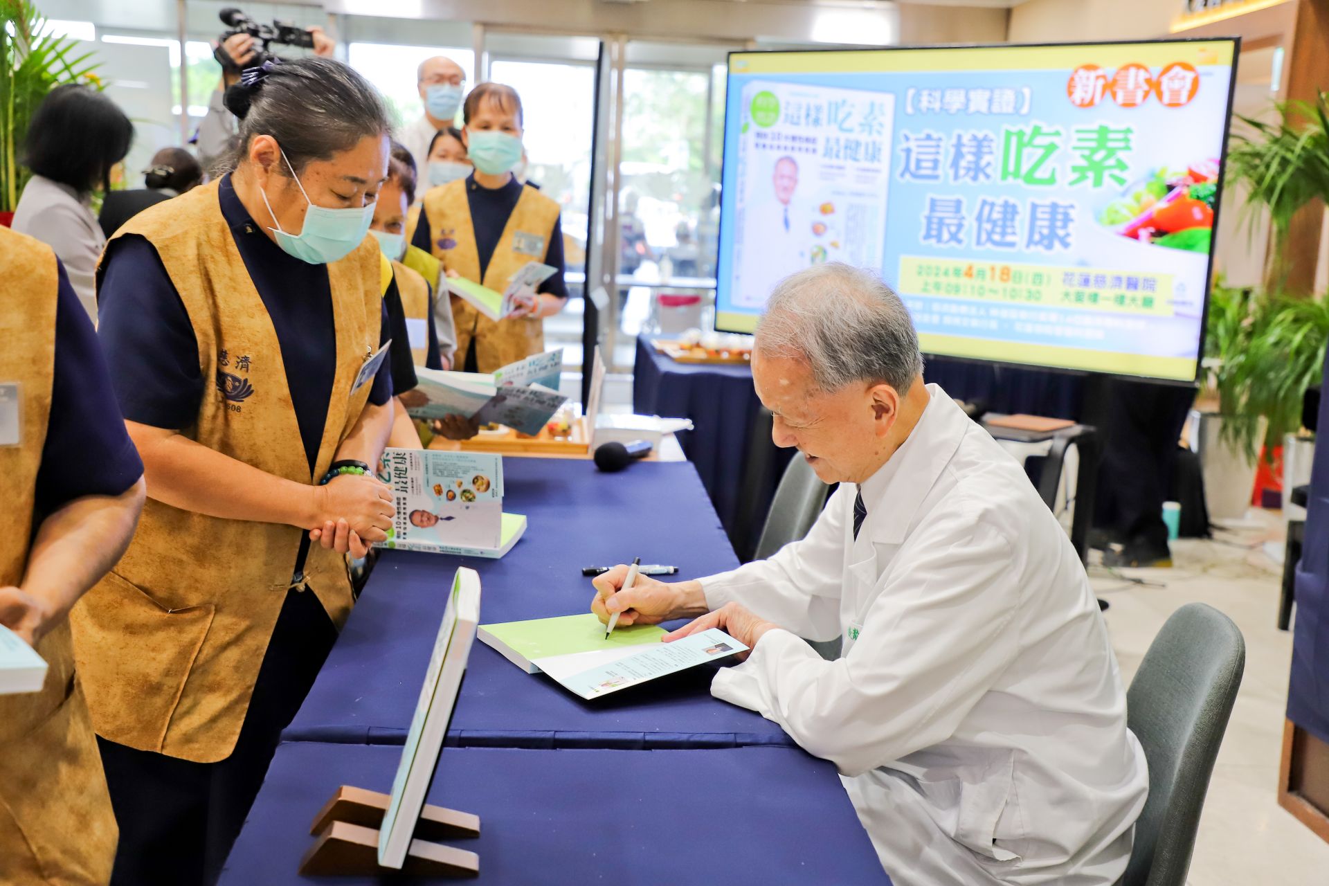 濟醫療財團法人林俊龍執行長投入素食健康研究並著書出版,希望更多人因此選擇素食。圖為林俊龍執行長為讀者簽書留念。