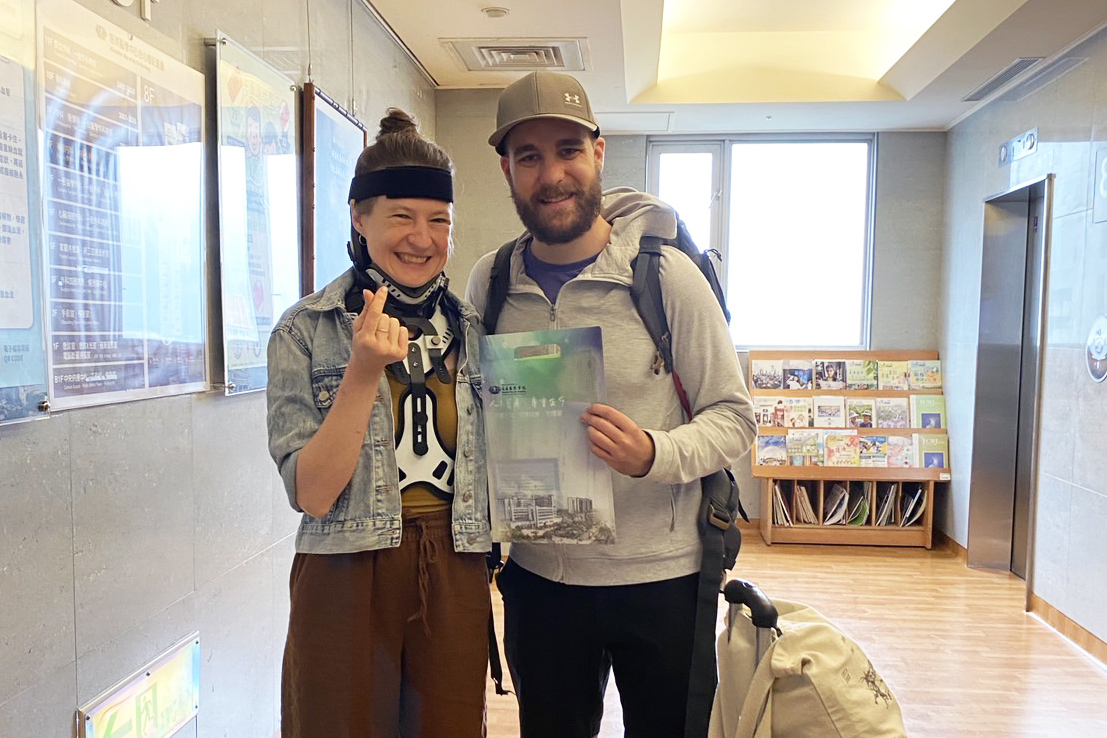 來花蓮遊玩的加拿大籍情侶Brandon 和Lelia,因地震受傷,在花蓮慈院團隊的細心照護下,18日平安出院。