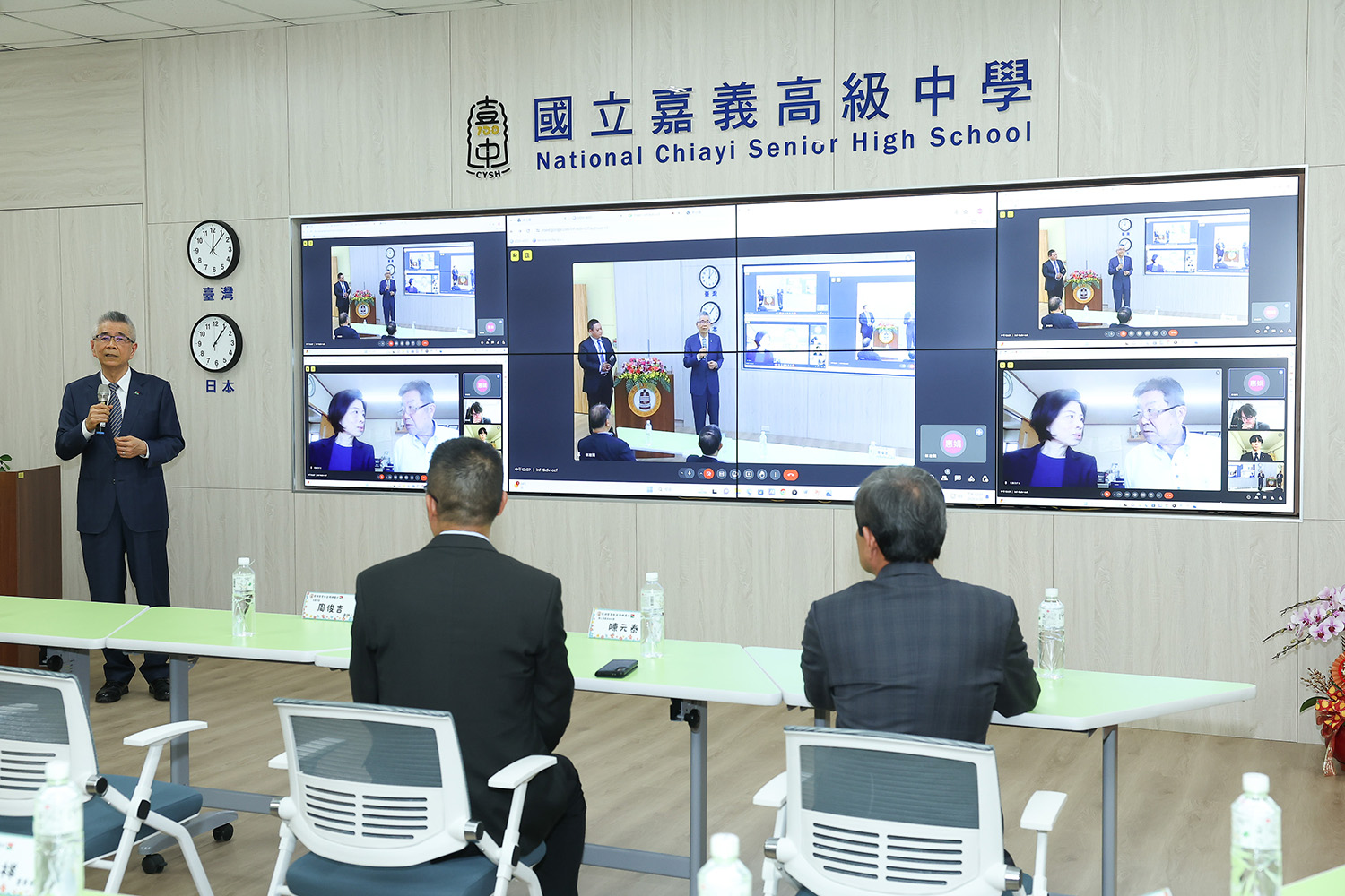 信義房屋捐助國際視訊課程交流教室的相關設備,信義房屋企業集團創辦人周俊吉(左1)以學長身份,出席嘉義高中國際視訊教室揭牌儀式,並鼓勵學弟妹們擴大...