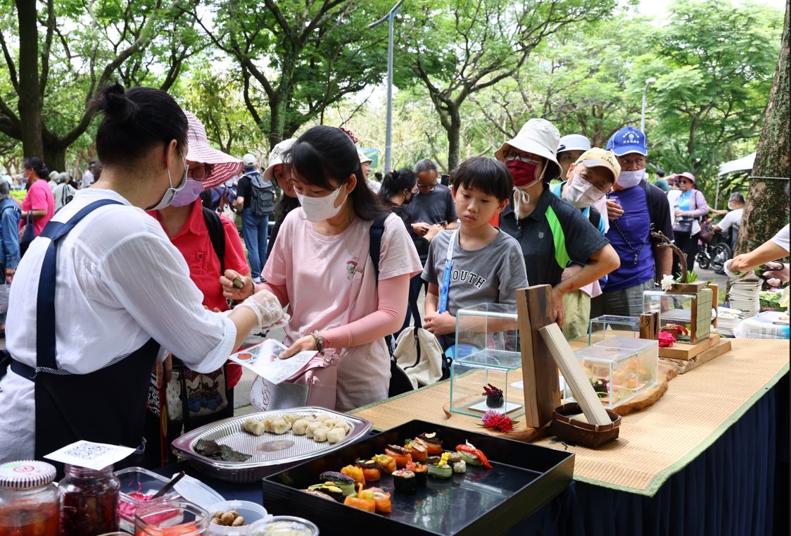 創意蔬食握壽司美味、造型美麗,吸引大眾排長龍。