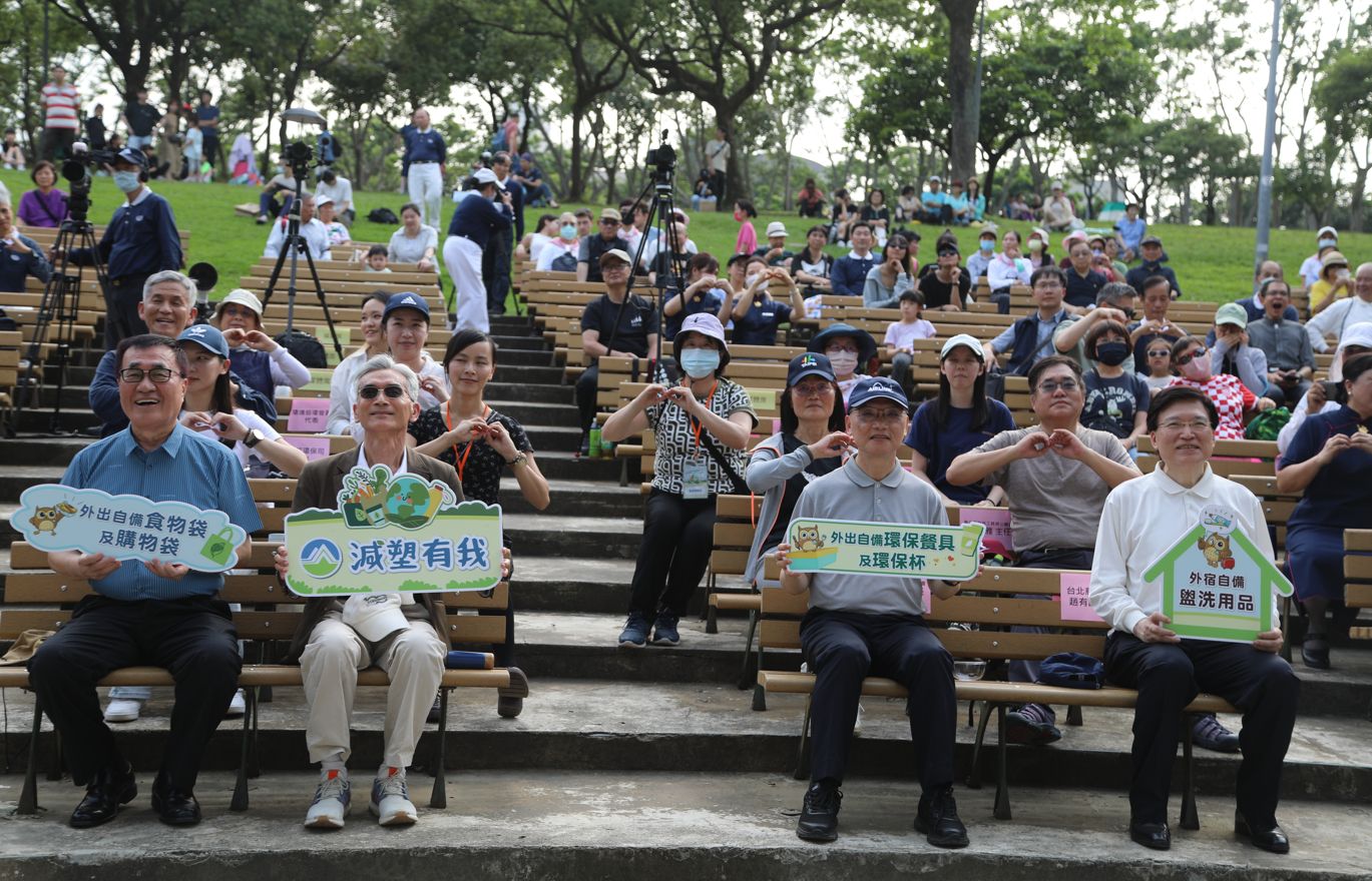前排左起臺北市李四川副市長、環境部薛富盛部長、慈濟基金會顏博文執行長、臺北慈濟醫院趙有誠院長,手持減塑標語,帶動大眾共同減塑行動。