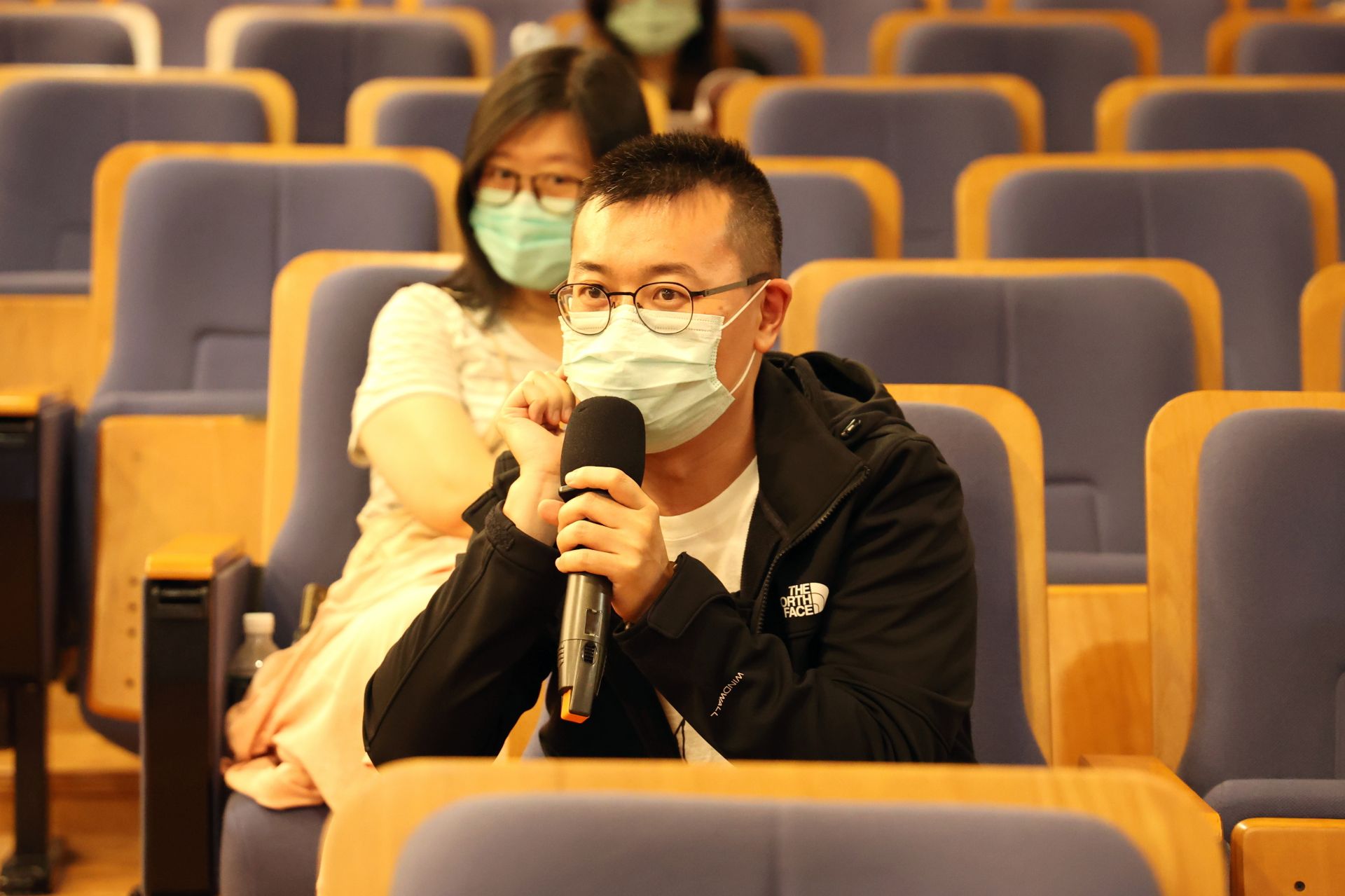 現場有民眾代表妻子來聽講座,並針對胎兒發展需注意的細節積極提問;陳姵辰醫師也建議爸爸能夠一同學習相關知識,成為媽媽的「最佳隊友」。