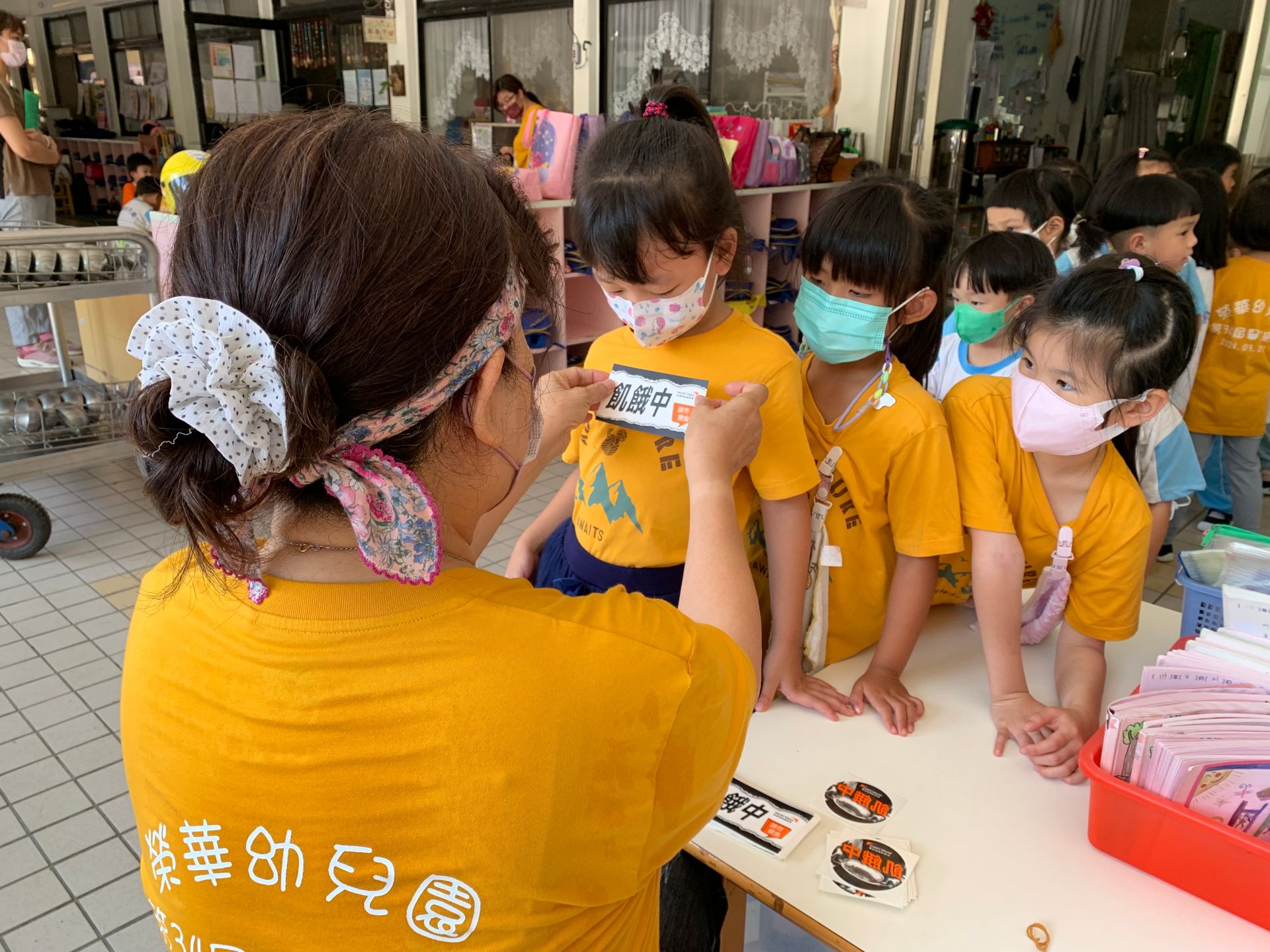 參與飢餓體驗的孩子們一同貼上「飢餓中」貼紙,挑戰12小時不進食。