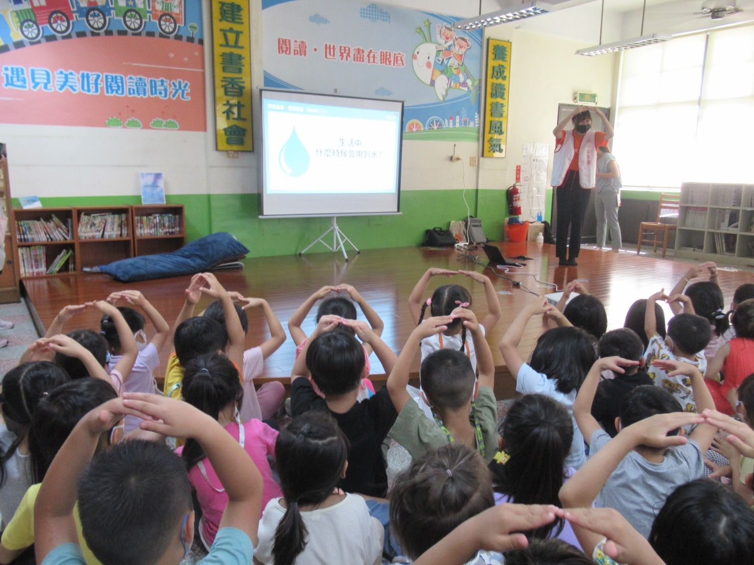 高雄市鳳山非營利幼兒園參與水資源行動課程,透過影片了解全球水資源缺乏現況。