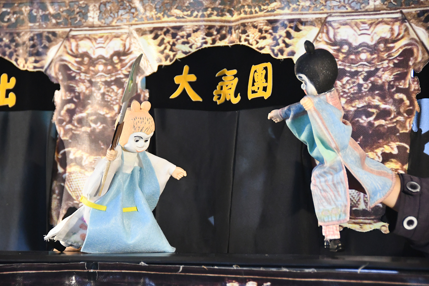 阿公阿嬤重溫台灣六0年代的「金光閃閃、瑞氣千條」的布袋戲全盛時期,正是最適合不過的懷舊治療。