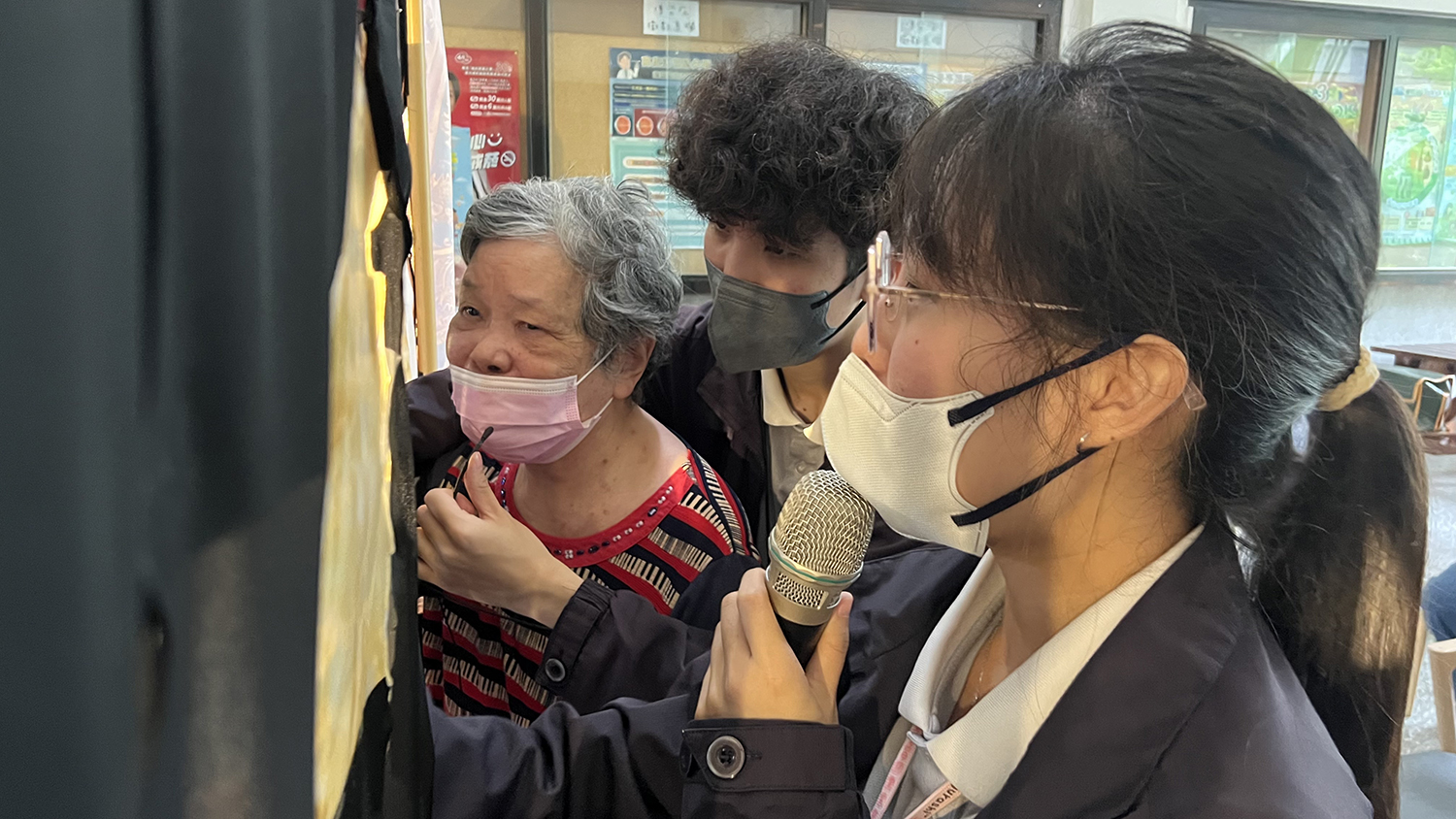 學生負責90%以上,還要身兼一對一的「專屬提詞機」。