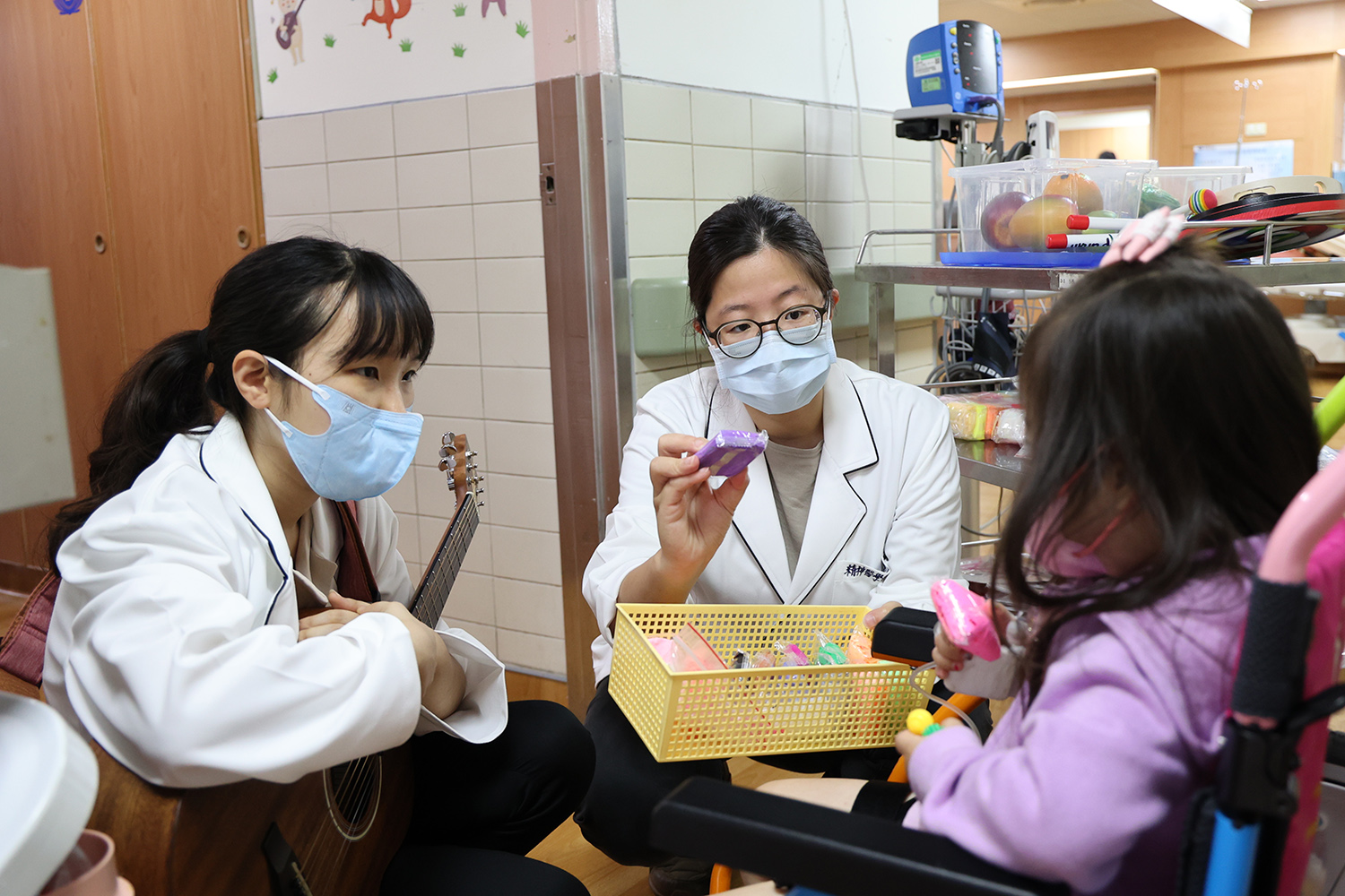 輕黏土、水果沙鈴、棒棒糖鼓等是孩子常見的日常活動物品,藝術治療師、音樂治療師藉由輕快的音樂與遊戲,評估孩子們的身心狀況。
