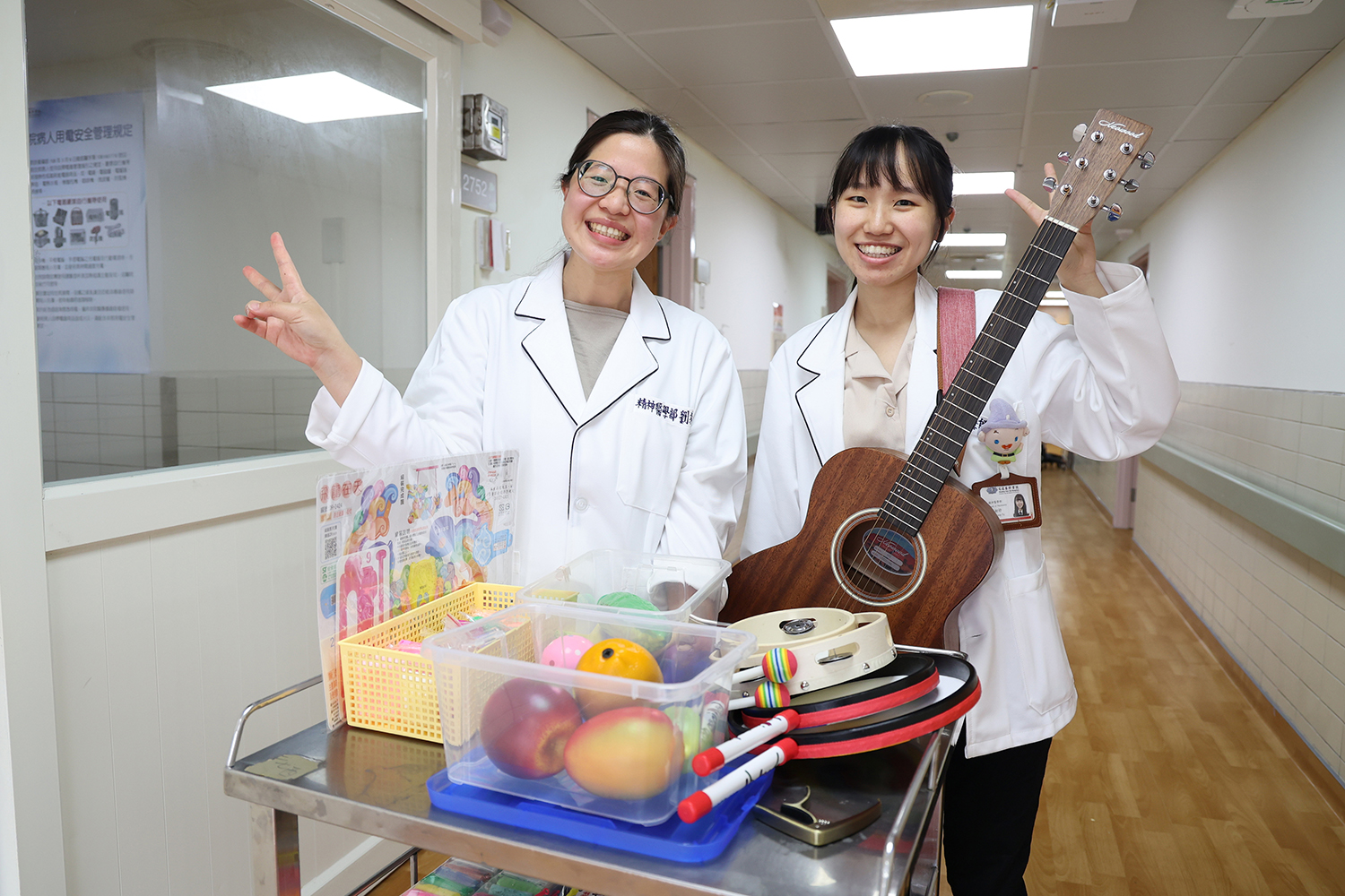 花蓮慈濟醫院與瑞信兒童醫療基金會合作的藝術治療師劉家妤(左)、音樂治療師董舫妤(右),藉由音樂與藝術的力量,安住病童因地震而恐慌的身心。