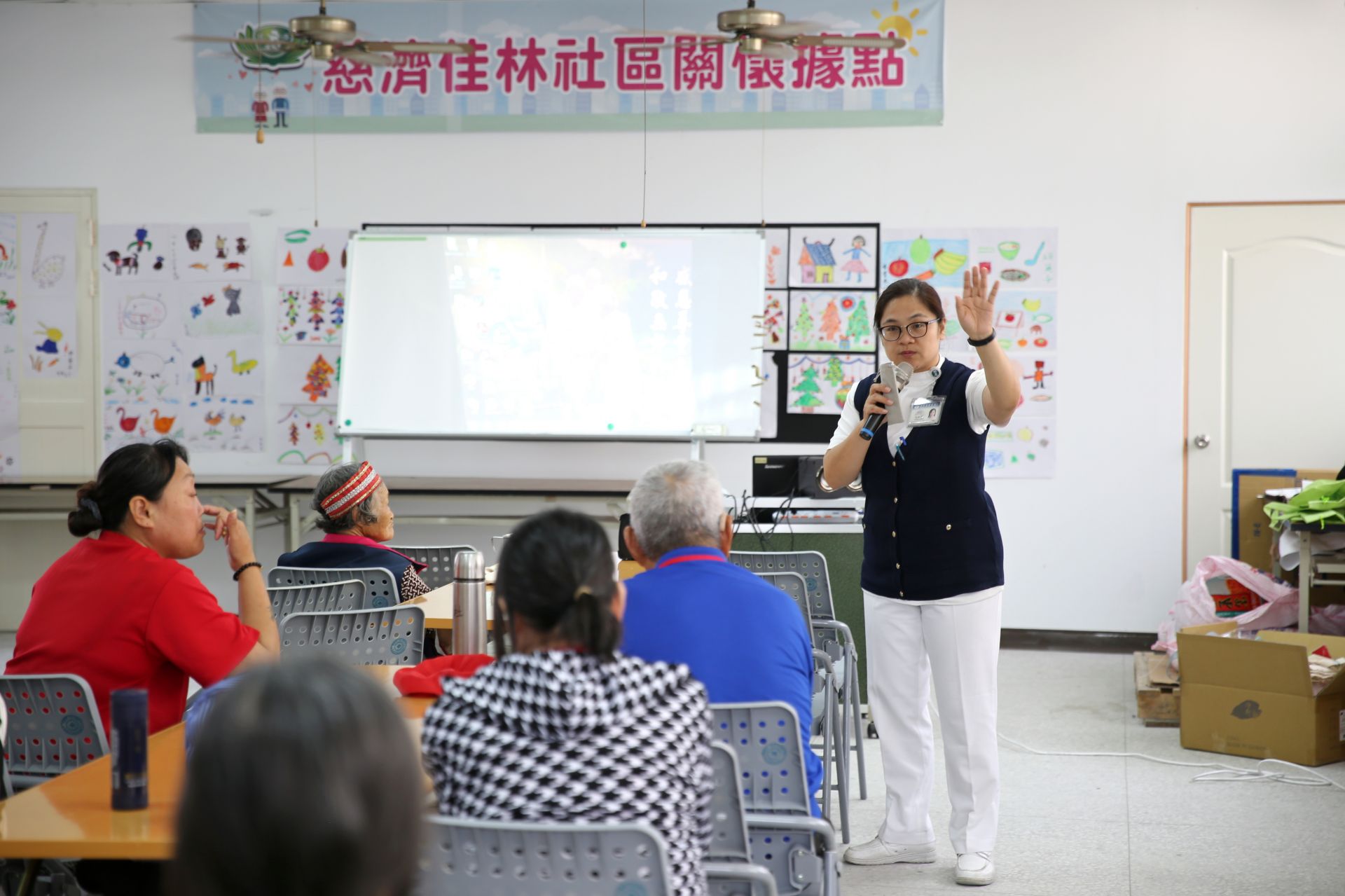 江如萍走入社區,向民眾做高血壓相關疾病衛教。