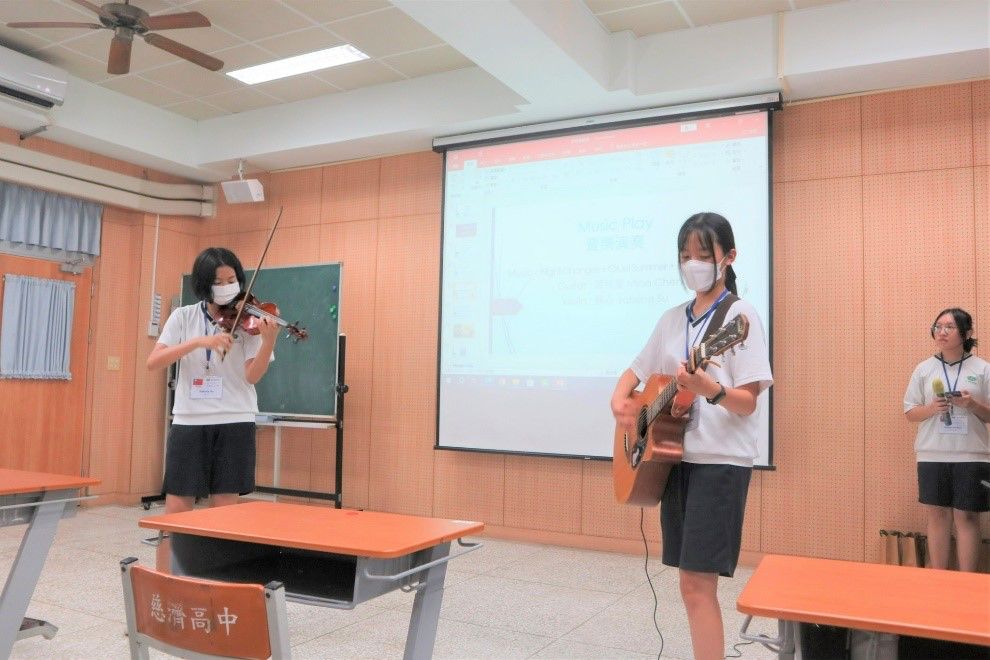 在優美的小提琴及吉他演奏樂音中,為此次交流活動畫下美好的句點。