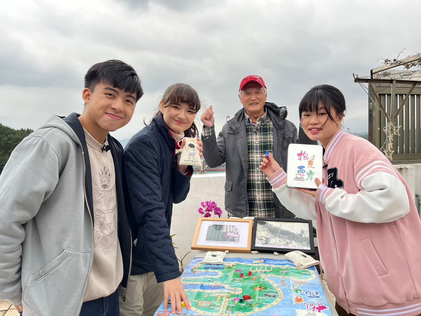 基隆太白社區發展協會推出「抱走西岸」桌遊,讓更多人認識基隆西岸碼頭的故事