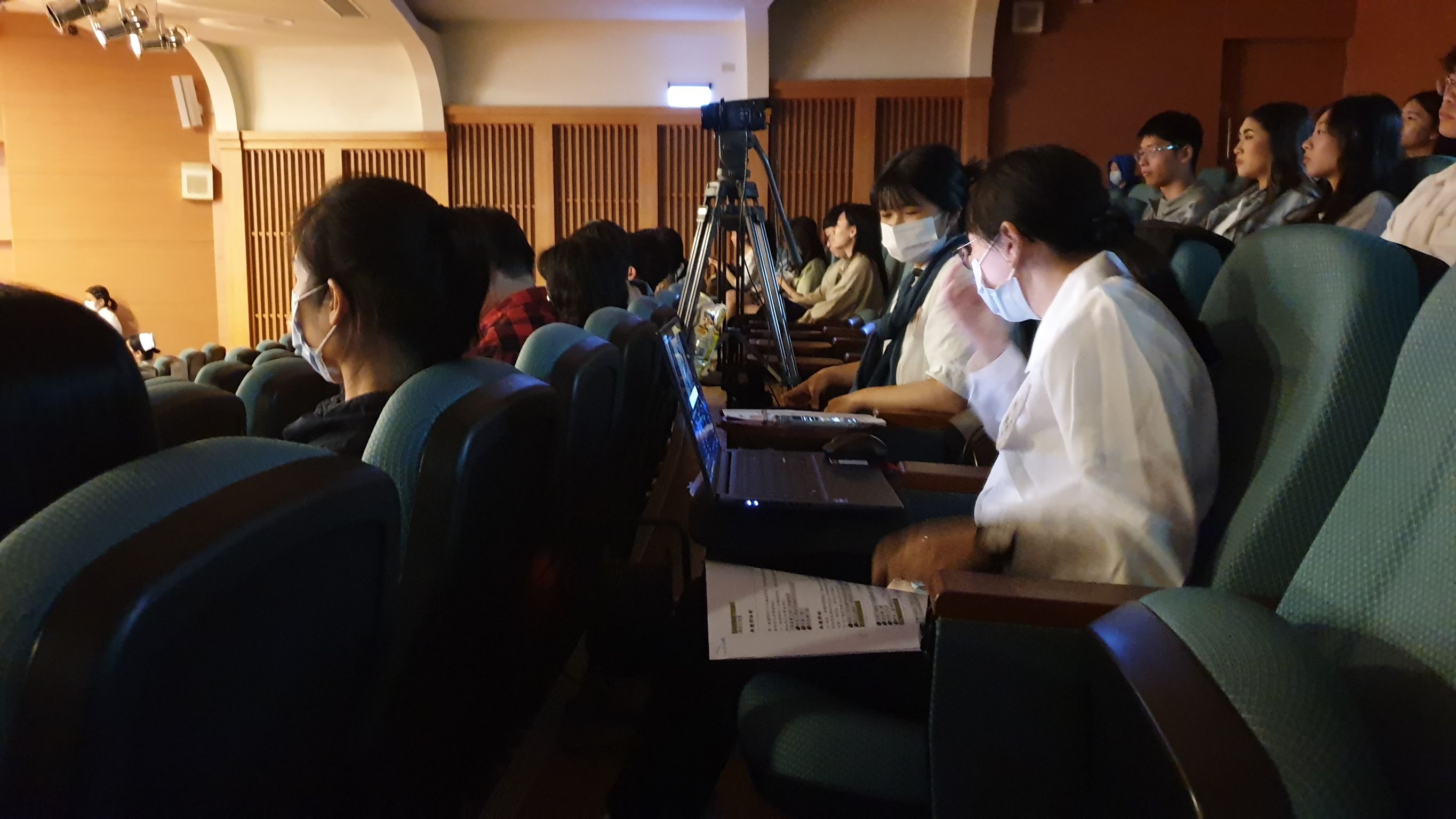 大四學生面對各種接踵而來的挑戰,臨時學習多機直播等,就是要在學弟妹們這人生重要時刻,留下美好的回憶