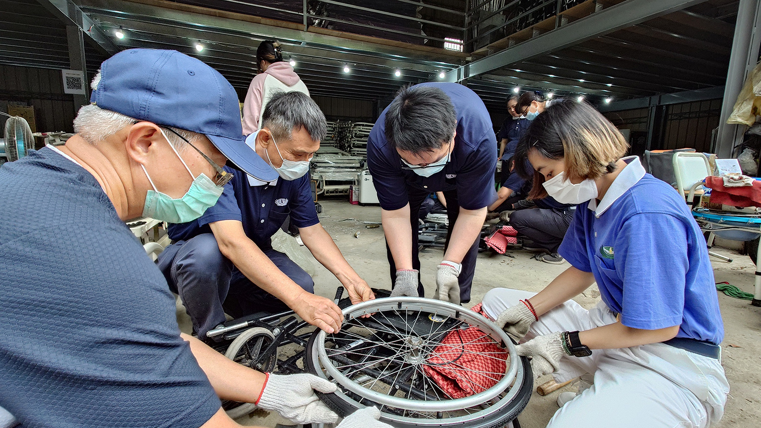 就讀大四醫事檢驗科的林宸希,第一次拿起維修工具,完成更換輪椅輪胎。