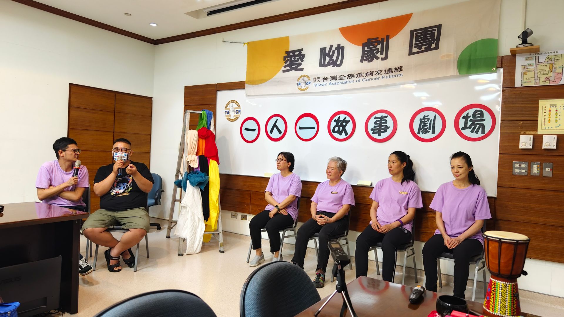 《愛呦劇團|一人一故事劇場》主持人訪問癌友家屬