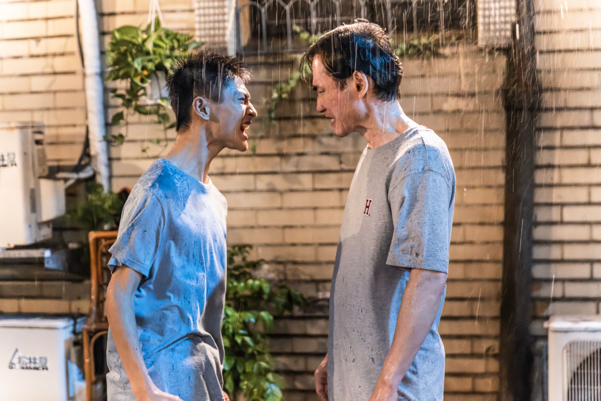 朱宥丞飾演「刺蝟男孩」與應朗丰飾演的父親,父子不和