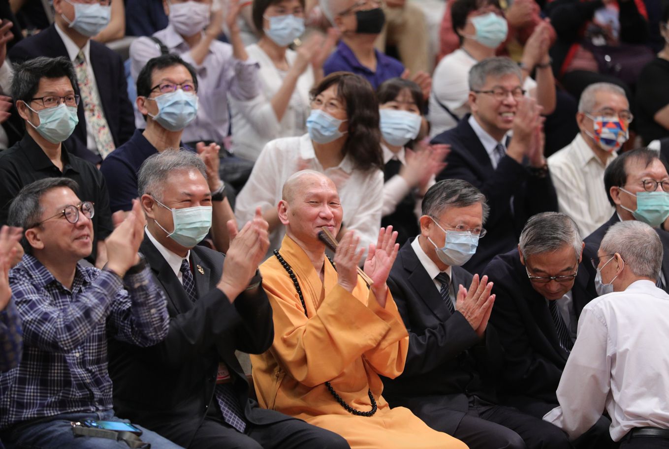 三十五年來,靜思語所傳達的慈悲、無私包容,以及對生命的尊重,已經深植許多人的心中,讓菩提的智慧在生活中綻放。