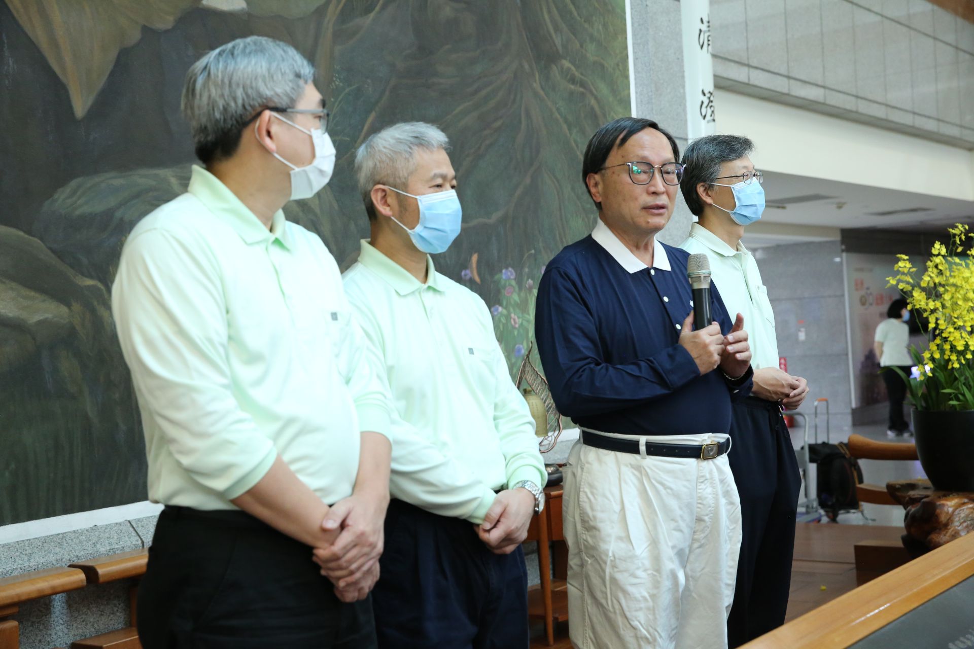 院長賴寧生向參與人員表達感激之情,叮嚀清潔過程中要注意安全,並提供餅乾讓大家補充體力。