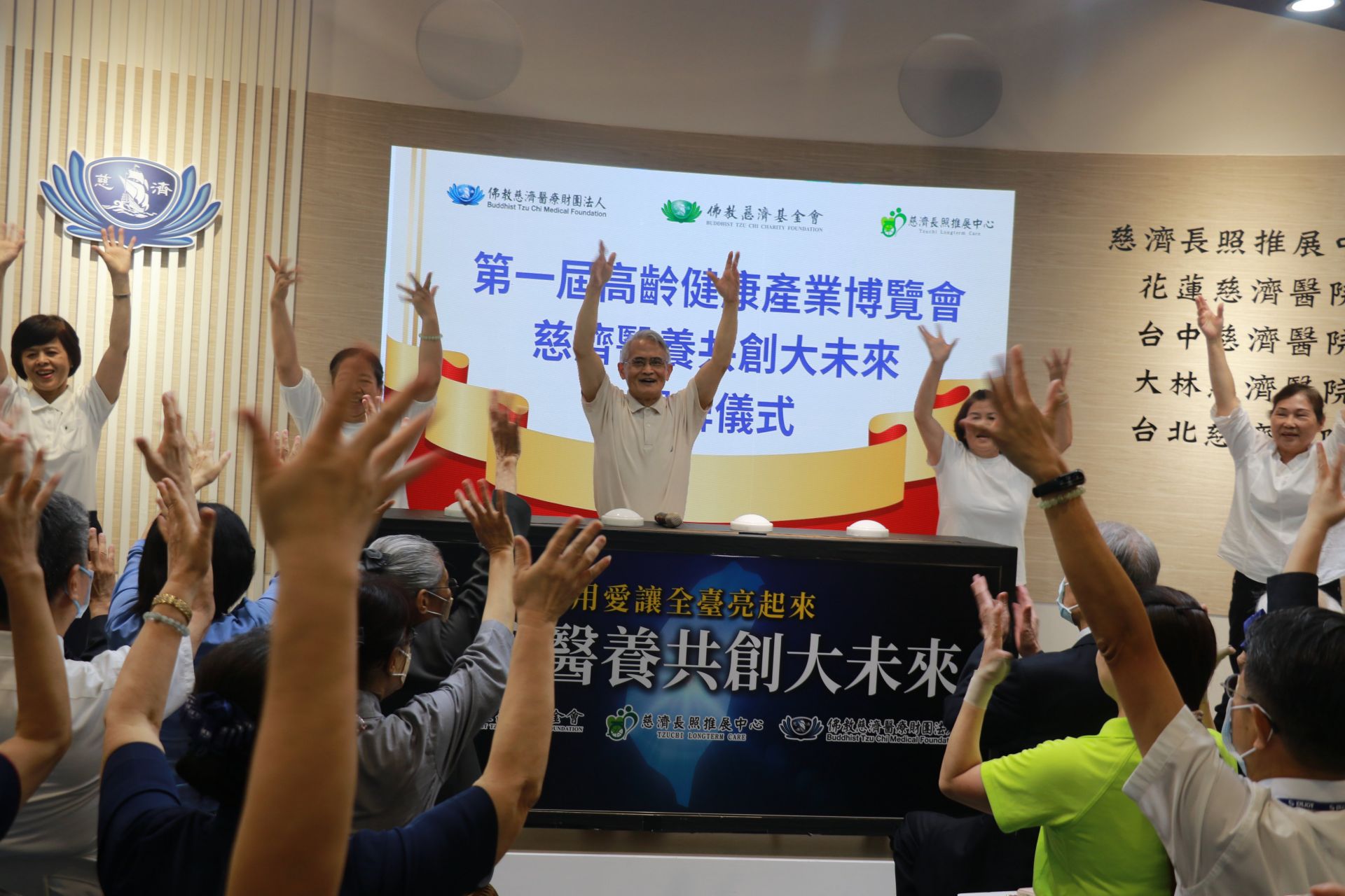 五位日照中心長輩帶動活力健身操元氣滿滿。