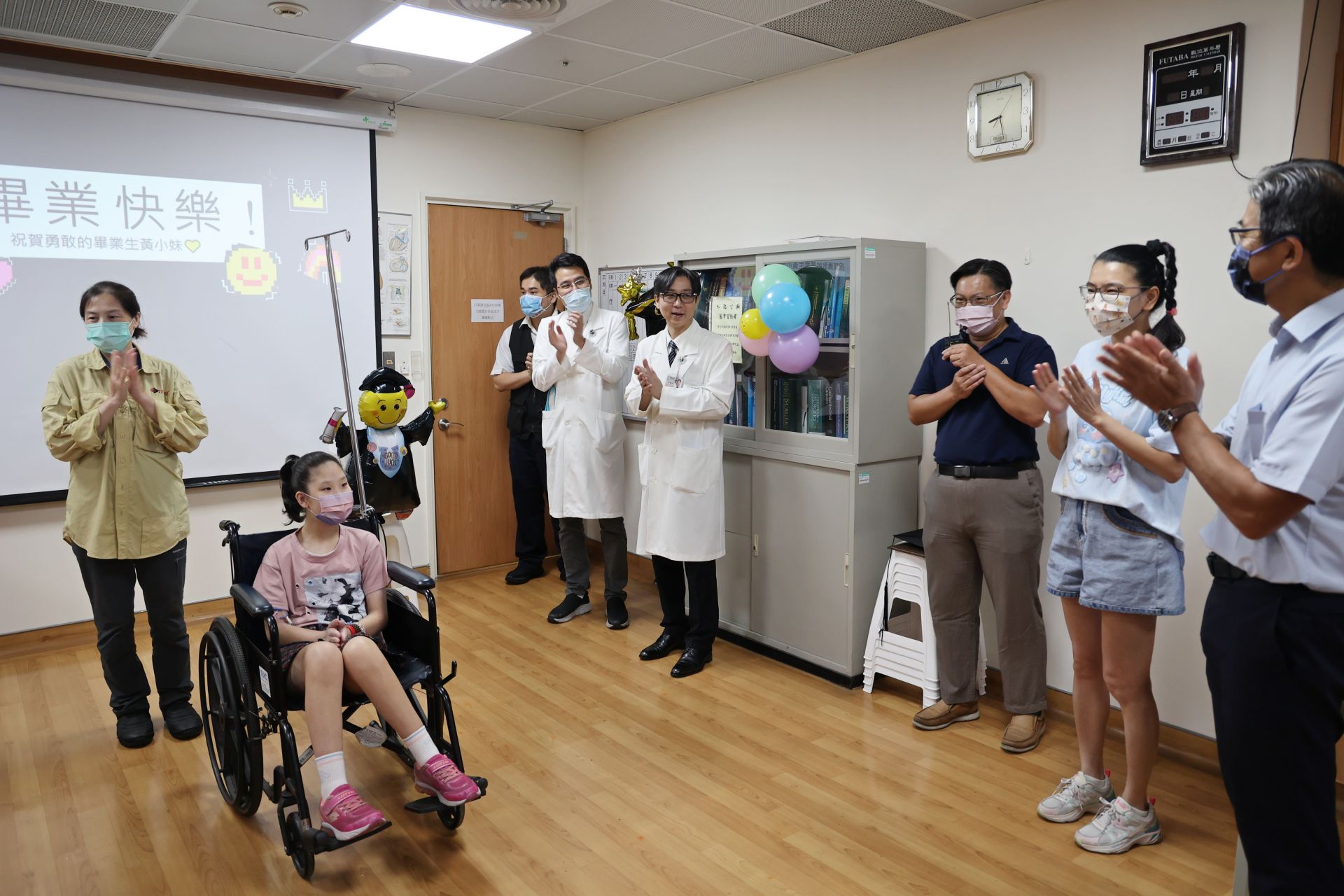 花蓮慈院外科部主任張睿智與團隊特別在黃小妹在出院當天,邀請校長與導師等一起舉行「畢業典禮」,歡送黃小妹順利從病房「畢業」。