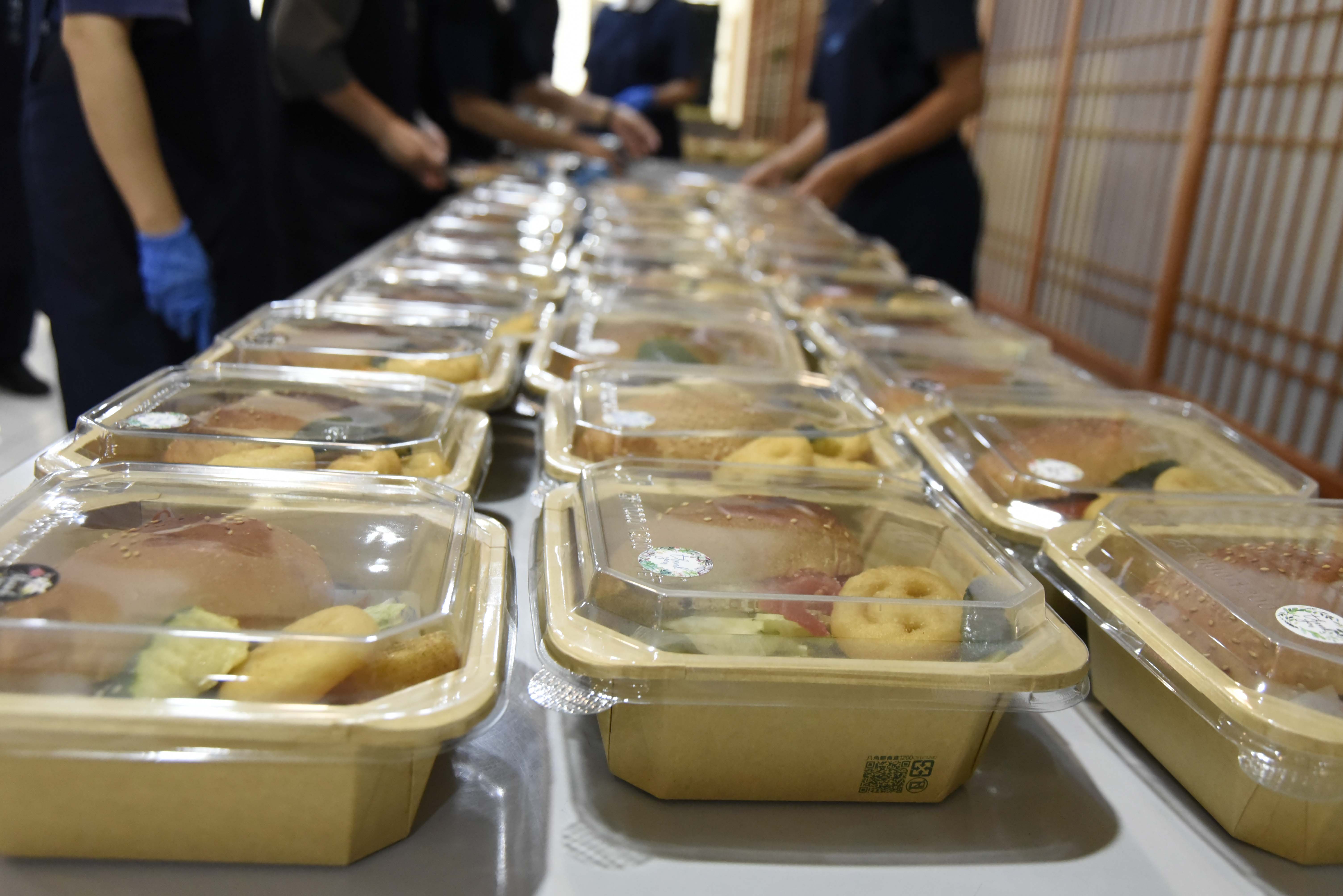 每一份餐盒內加入蔬果及可愛的微笑薯餅,給疲憊的醫護人員帶來笑容。