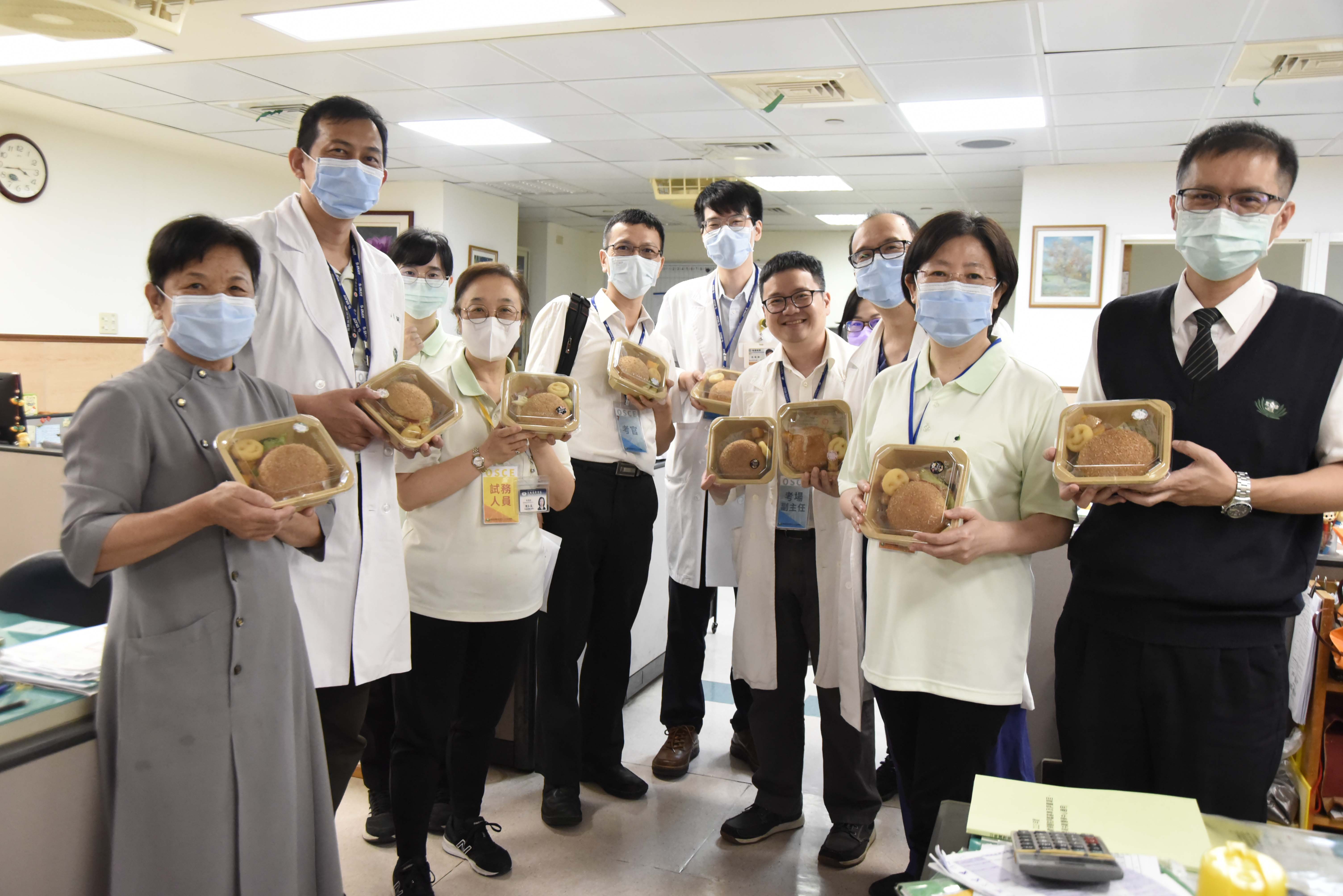 急診部醫師暨教學部臨床技能中心主任李振威醫師表示:「醫院即將評鑑,大家都非常辛苦,志工準備的餐點,對我們而言是一個很大的鼓勵。」(右前三)