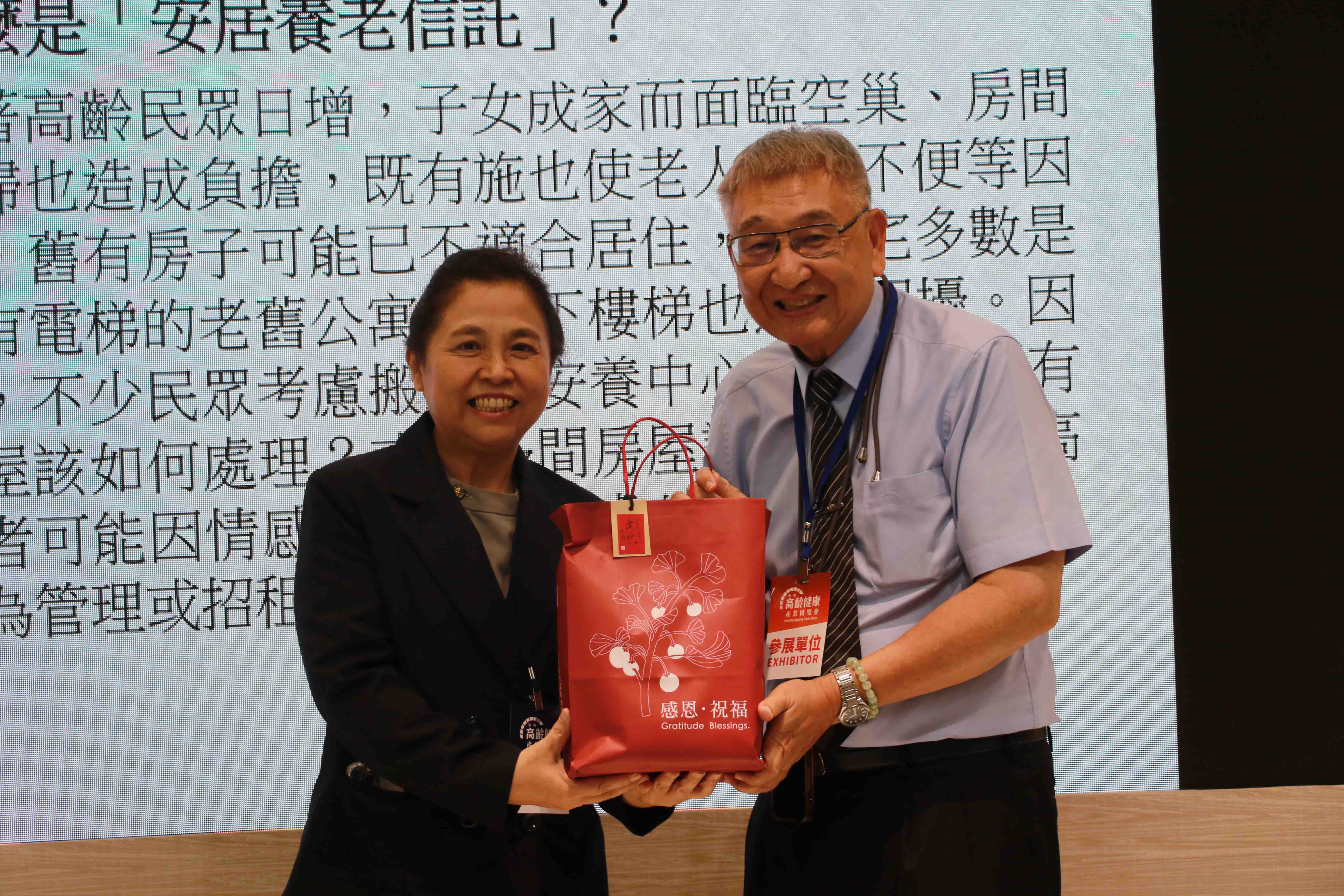 慈濟基金會長推中心副召集人莊淑婷感謝林律師提供實用資訊給長輩。