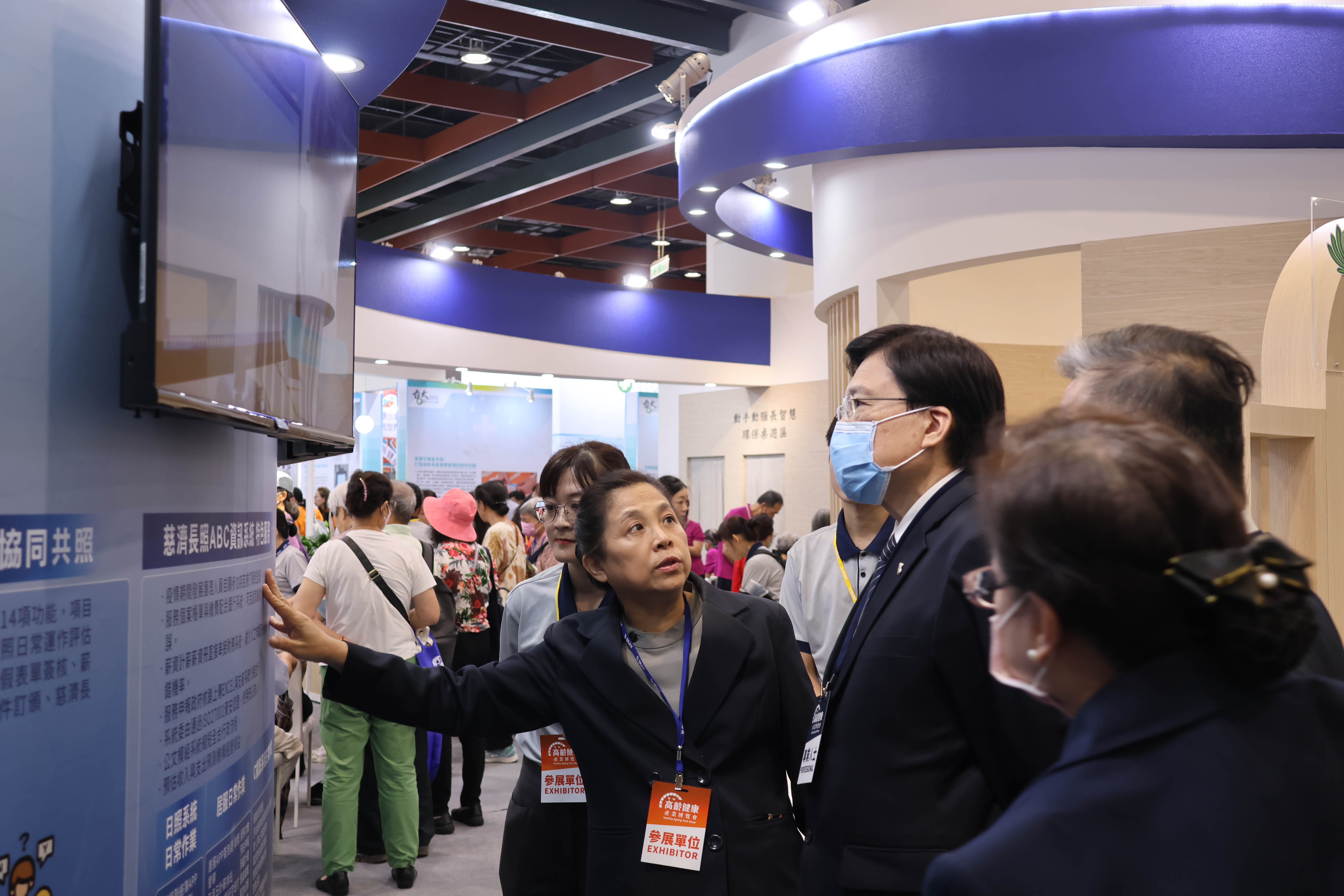 台北慈濟醫院趙有誠院長蒞臨展區,莊淑婷副召集人導覽介紹獲獎的880健康管理照護系統。